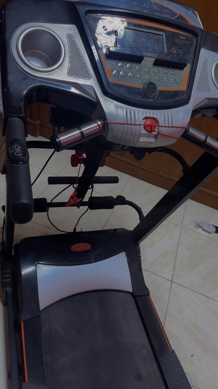 جهاز جري اصلي عطل شاشة فقط كما موضح في الفيديو يتحمل وزن 160 كيلو حقيقي16 كم السرعة سبب عطل الشاشه تماس كهربائي سعر الجهاز الجديد في العشار شارع الوطن 700 الف 
السعر 250 الف وبي مجال للتواصل على الرقم التالي 
***********
مكان البصرة كرمة علي
