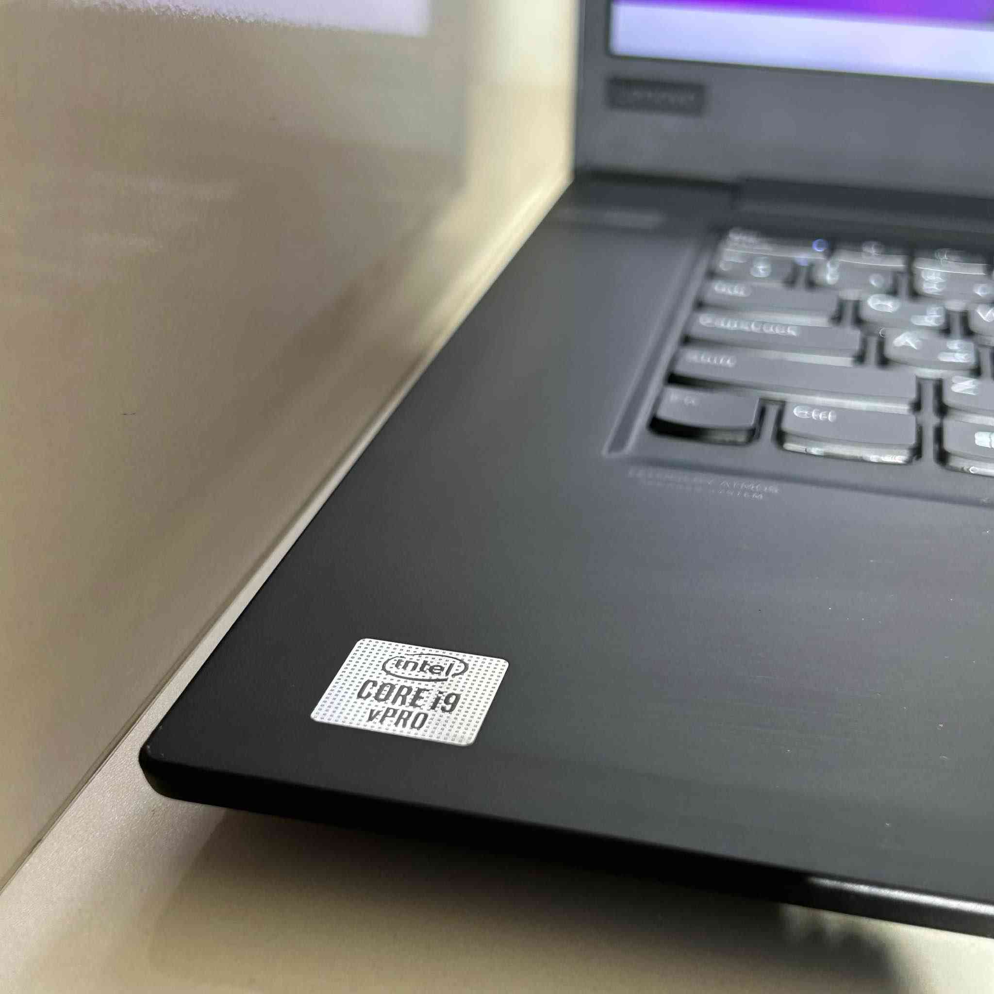‏🔥 Lenovo ThinkPad P1 Gen 3 | قوة احترافية بهيكل فخم 🔥

إذا تريد لابتوب نخبة يجمع بين الأداء العالي، المتانة، والتصميم الخفيف…
ThinkPad P1 Gen 3 معمول للي يشتغل شغل ثقيل بدون تنازلات 💼⚡

⸻

🧱 الهيكل:
 • هيكل فاخر مصنوع من Carbon Fiber + Magnesium
خفيف، قوي، ومقاوم للاستخدام القاسي (فئة ThinkPad الاحترافية)

⸻

⚙️ المواصفات التقنية:
 • 🔹 المعالج: Intel Core i9 الجيل العاشر H
10885H | سرعة 2.4GHz
8 أنوية – 16 خيط معالجة
 • 🔹 الرام: 16GB DDR4
 • 🔹 التخزين: 512GB NVMe SSD (أداء فائق السرعة)
 • 🔹 كرت الشاشة الداخلي: Intel UHD Graphics 630 (حتى 8GB)
 • 🔹 كرت الشاشة الخارجي: NVIDIA Quadro T2000 MAX-Q
4GB مخصص – مثالي للتصميم، المونتاج، والرندر

⸻

🖥️ الشاشة والصوت:
 • 🔹 شاشة 15.6 إنچ FHD بحواف نحيفة – تجربة مشاهدة أنيقة
 • 🔹 صوت بتقنية Dolby Atmos
صوت محيطي نقي وواضح للميديا والعمل

⸻

🚀 تقنيات حديثة:
 • ✔️ Wi-Fi 6 (إنترنت أسرع وثبات أعلى)
‎ • ✔️ بصمة إصبع للحماية
 • ✔️ Windows 11 Pro – آخر إصدار 25H2

⸻

🔌 المنافذ:
 • منفذ طاقة
‏ • HDMI
‏ • 2 × USB A
 • منفذ سماعات 3.5mm
‏ • 2 × Type-C Thunderbolt ⚡

⸻

🎁 الهدايا المرفقة:
 • 🧳 حقيبه
 • 🔌 شاحن
 • 🖱️ ماوس واير ضوئي
 • 🖤 ماوس باد Razer
 • 🎧 سماعات أذن
 • 📱 ستاند هاتف

⸻

🚚 التوصيل والضمان:
 • ✅ توصيل مجاني لكل العراق
 • ✅ ضمان 7 أيام – استبدال فوري
 • 📦 الجهاز يوصلكم داخل بكج مغلّف ومحمي بعناية

⸻

💰 السعر:

950,000 دينار عراقي

‏ThinkPad مو مجرد لابتوب…
هذا أداة عمل احترافية للي يريد يعتمد عليها سنوات 👑 بغداد, العراق


**إذا كنت صاحب هذا الإعلان وتريد حذفه لأي سبب، رجاءا أرسل رسالة إلى الدعم الفني**