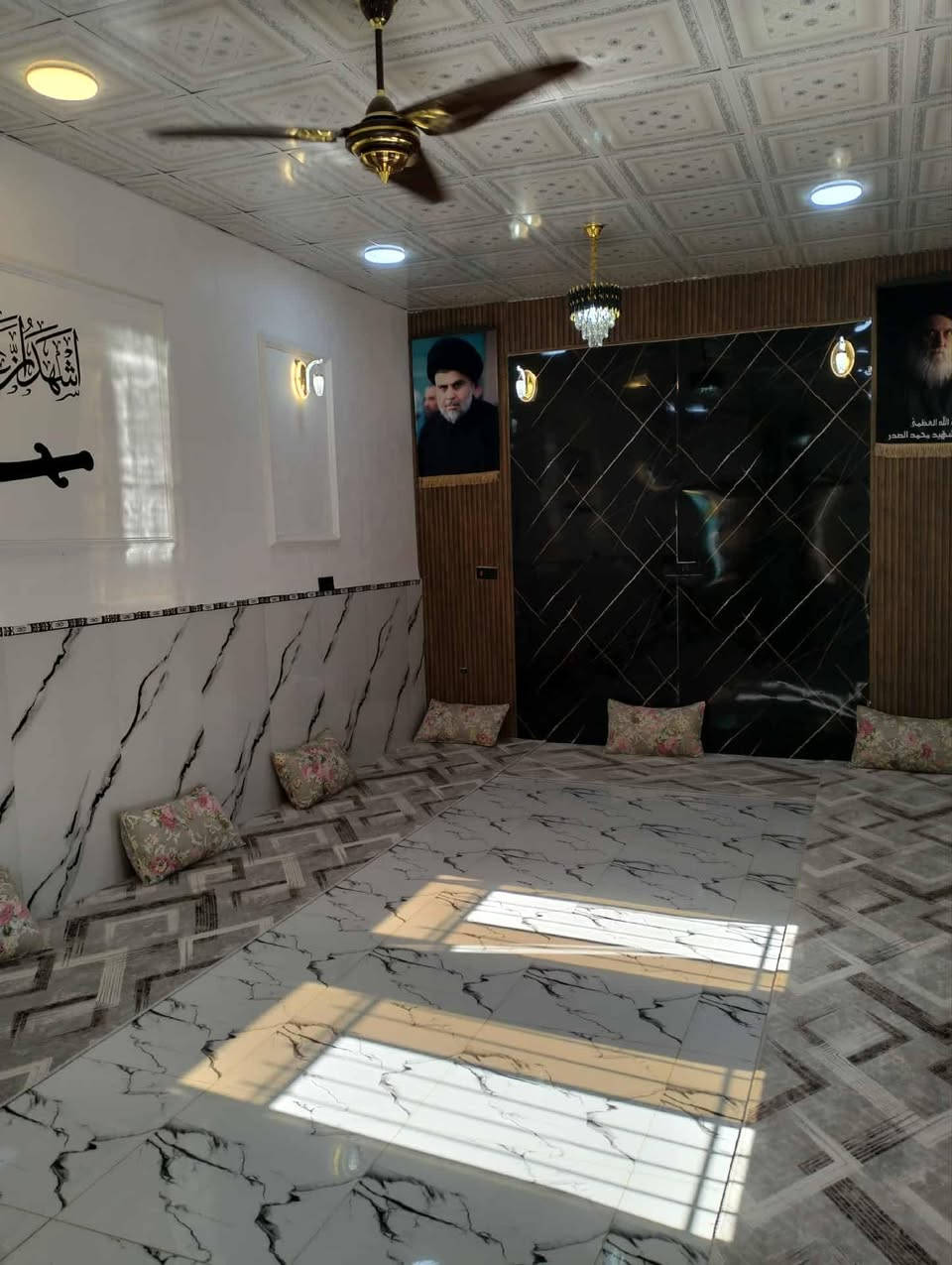 بيت للبيع حي الحكيم المساحه 200 غرفتين وهوا ومطبخ استقبال وصحيات داخل وخارج نزله بيت خليفه يبعد عن الشارع 100 متر الاستفسار  ***********
