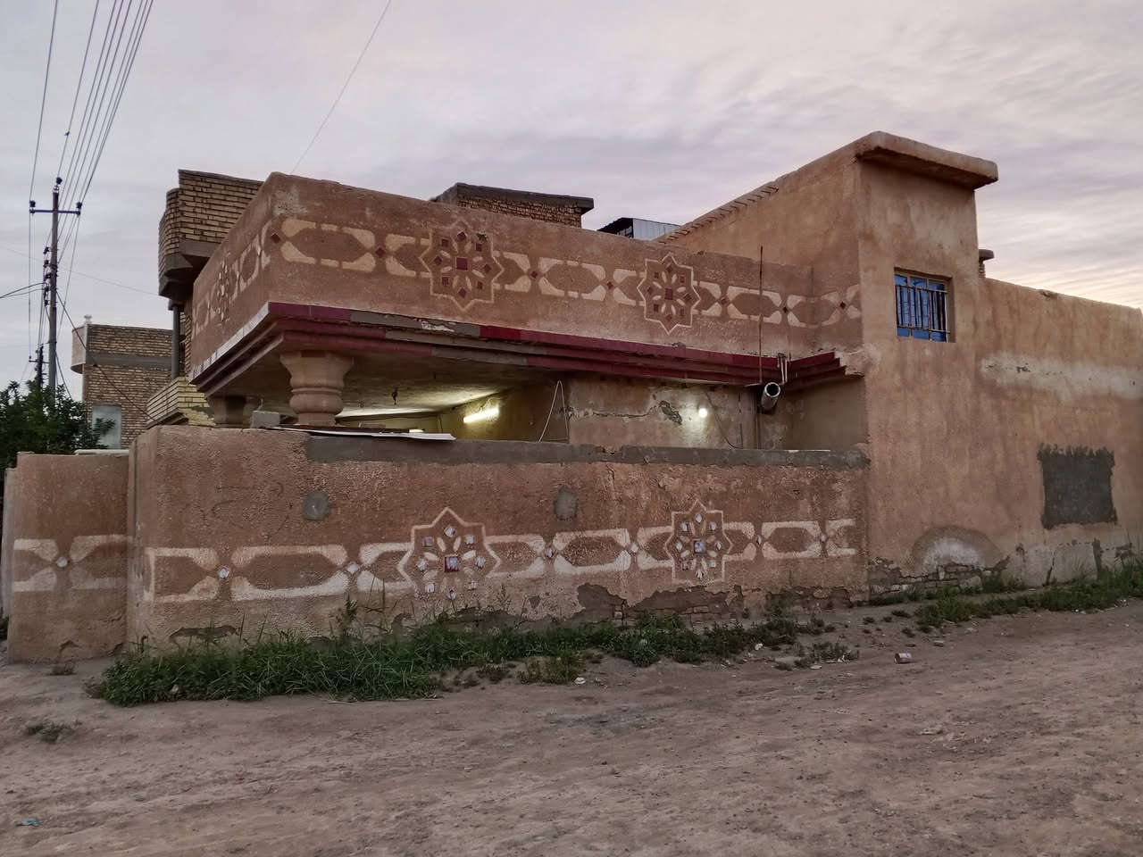 سلام عليكم دار للبيع المساحه 150متر يحتوي علا غرفتين نوم مطبخ صاله صحيات داخلي خارجي وكراج الاستفسار علا الارقام  ***********.***********
