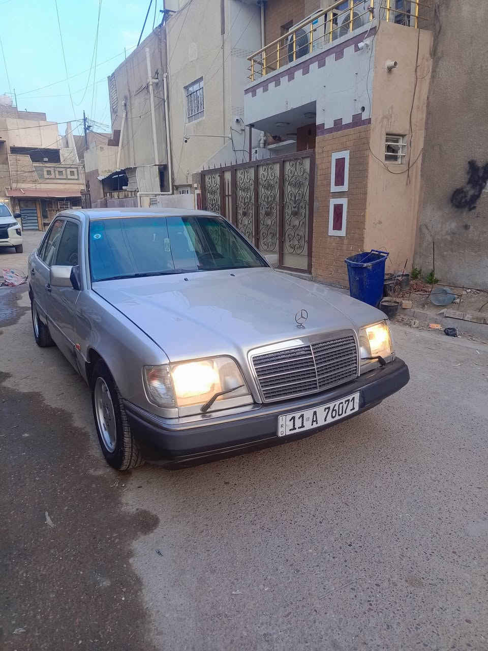 السلام عليكم للبيع مارسدس بيبي شبح 1995 محرك وكير بلادي خراطيم 320 وارد يابان فول مواصفات فتحه طكتين وكشن كهرباء اريل كهرباء برده كهرباء تبريد شغال جديد مري تحكم كهرباء صبغ جماليه غرفة جديده رقم بغداد بسمي مكاني بغداد السعر 69 للاستفسار ***********
