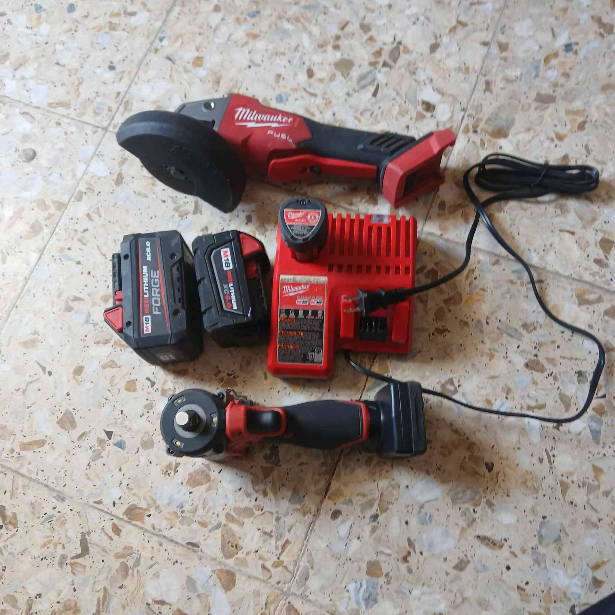 كوسرة + دريل لقمة +بطارية 8امبير +بطارية 5امبير
بطارية 4امبير +بطارية 2 امبير + شاحنه
السعر خاص
العنوان بغداد العبيدي شارع الإمام علي عليه السلام 

 ***********
