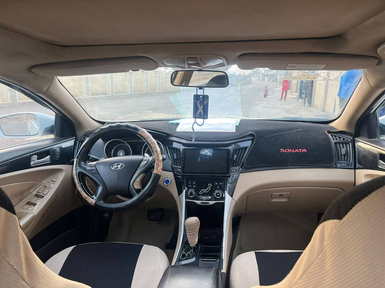 السلامو عليكم
للبيع هونداي سوناتا ٢٠١١خليجي رقم بغداد فول مواصفات 1/1 بصمه بانوراما كشنات كهرباء تدفئه تبريد بالكشنات داخل بيجي محرك 2400دوش السياره مكفوله ماعدا بارد بجاملغ الخلفي صفحة السايق السعر 128وبيها مجال 
مكان السياره الرمادي 
رقم صاحب السيارة/***********
