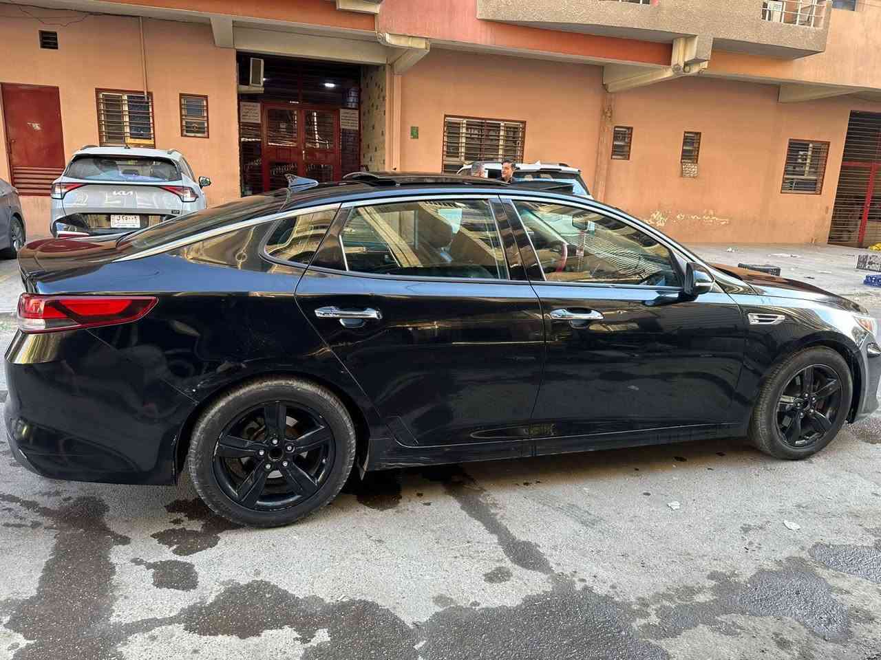 السلام عليكم كيا اوبتما للبيع 
موديل 18 (S)
وارد امريكي حادثها بابين مبدلات نفس الون 
وجاملغ  امامي بل عراق معدل وصبغ
وبنيد واكعه عليه طابوكه معدل ومصبوغ 
سياره نضيفه وجديده
وبيها ملاحضات  
تبريد ثلج تدفئه 
السياره فوك ماعده البصمه 
بانوراما 
تحكمات ستيرن 
كشن كهرباء 
بيها منضومه غاز  يعني غاز وبانزين 
بيها منضومه زينون عالي  
مكان سياره بغداد الكراده 
***********
السعر 132 وبيها مجال
