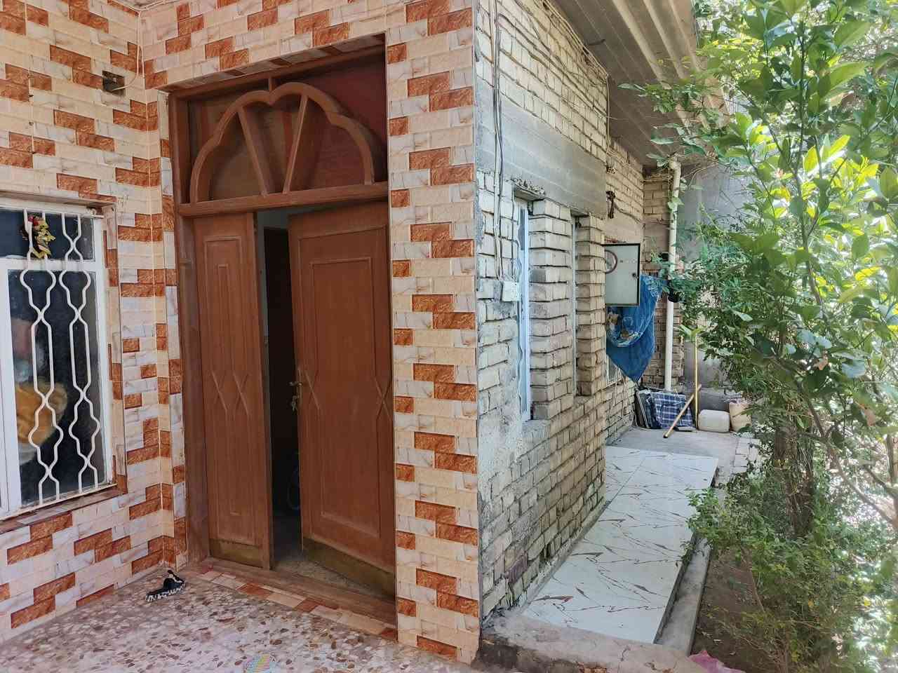 بيت للبيع المساحه 250متر طابو صرف غرفتين نوم وصاله ومطبخ وستقبال وصحيات داخليه وخارجيه حديقه وكراج سياره كافة الخدمات عنوانه طويريج حي الزهراء قرب شارع الحمداني السعر 175مع المجال للتواصل ***********////
