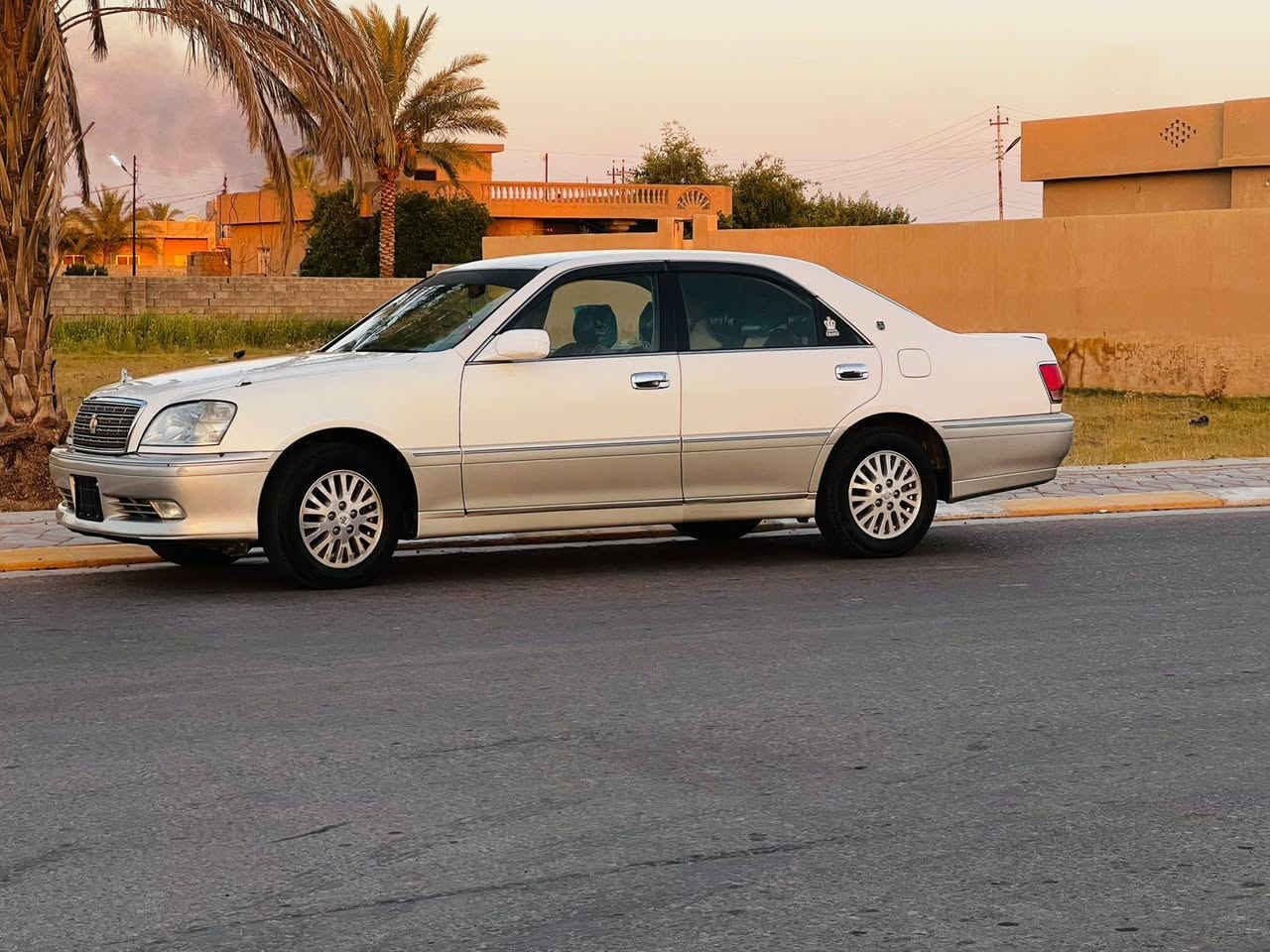 ياالله السلام عليكم للبيع ملكه ابيض صدفي محجل مكصوص تكم ⁦( 
محرك شرط +محرك ديفور صغير 
كيرشرط
كرستال امامي خلفي
صدر امامي نظيف خلفي جديد
تايرات تخم جديد 
 دكمتين 
برده خلفيه
كامره خلفيه 
كشن كهرباء
سنترلكك شغال للبيبان والجنطه 
تبريد ثلج سبلت شغال 
السعر 43 ماعجبك السعر  اترك كلمه طيبه مثلك ياطيب وعبر المنشور كلشي اكو بلسوك حت ب 28
المكان تكريت والاستفسار أكثر اتصل ***********

