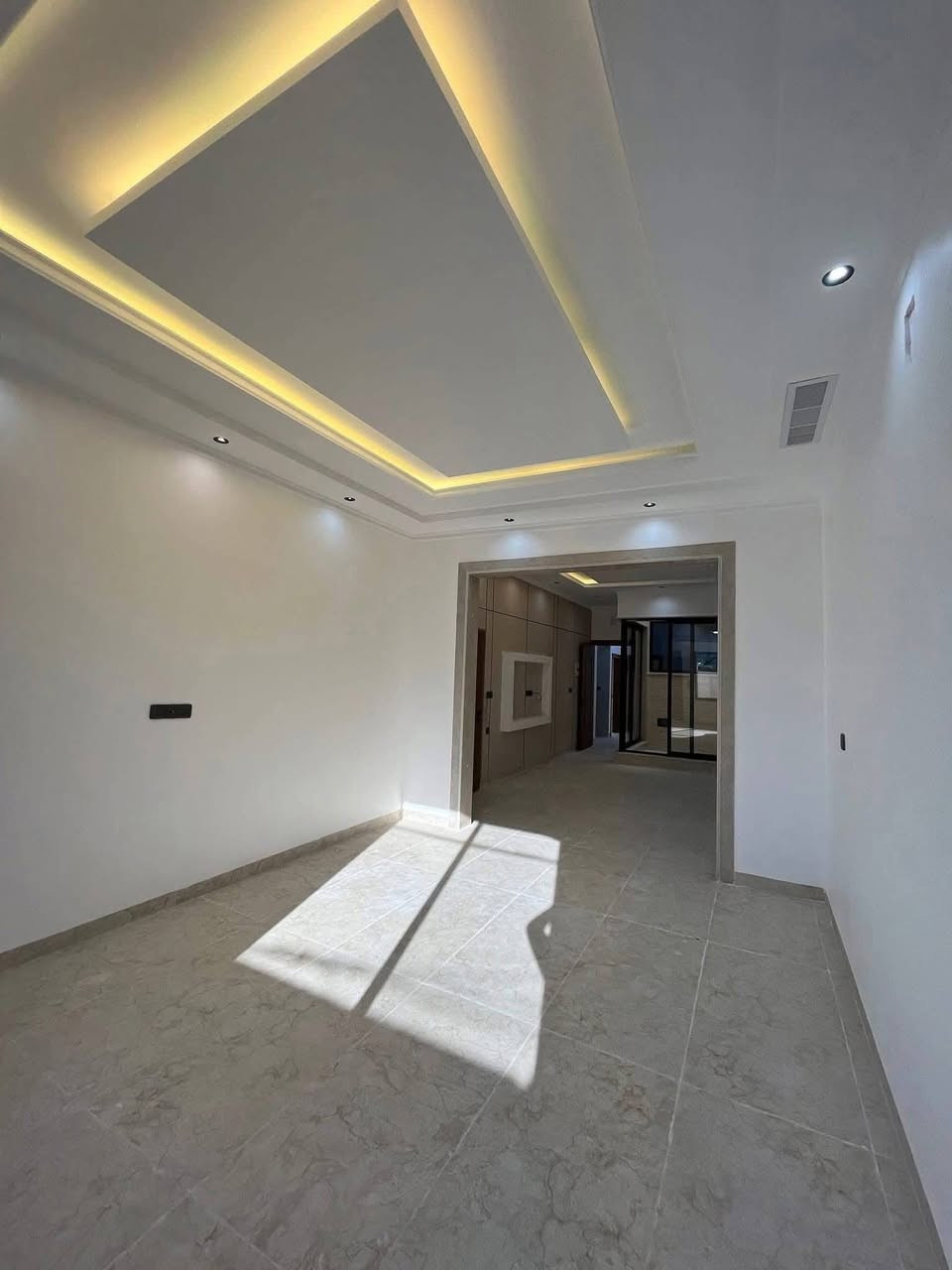 فرصة سكنية رائعة! 🏠💥

- للبيع في حي البكر، مساحة 165 متر مربع.

- الواجهة: 7.5 متر.

- البناء حديث زيرو، تسليم مفتاح.

- سند طابو زهور، شرط تحويل وقرار تمليك.

- مكون من طابقين:

- الطابق الأرضي: كراج، هول، استقبال، مطبخ، صحيات، غرفتين نوم.

- الطابق الثاني: ثلاث غرف نوم، صحيات، هول، بيتونه، وسطح.

- للاستفسار، اتصل بنا على: *********** - ***********.

- عنوان المكتب: حي البكر، سايدين الكنيسة، مقابل مكافحة المخدرات، مجاور معهد النجاح للبنات، عقارات أرض الملوك.
