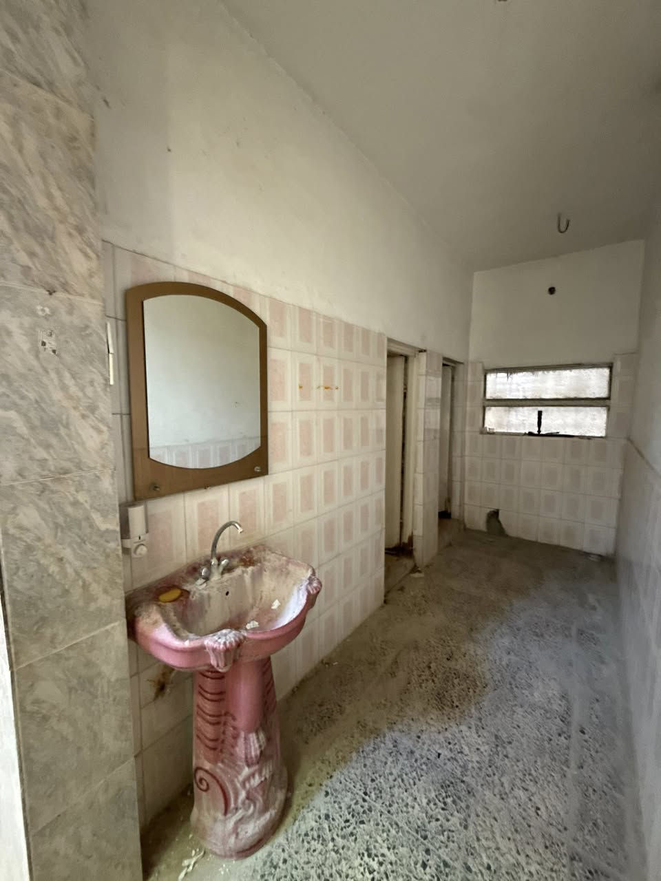 #دار_للايـــجــــار يصلح شركة او روضه او مؤسسه في ام الخيل مقابيل دائرة النزاهة مساحة 350 متر
يحتوي ع 7 غرف نوم وصالات عدد 2 وبراني ومطبخ حار وبارد وطارمة وسطح وصحيات عدد 4 …
~~~~~~~~~~~~~~~~~
#أعرض_عقارك_معنا
———————————————
🔺#للاستفسار مراسله واتساب ع الرقم التالي 

*********** 📲
