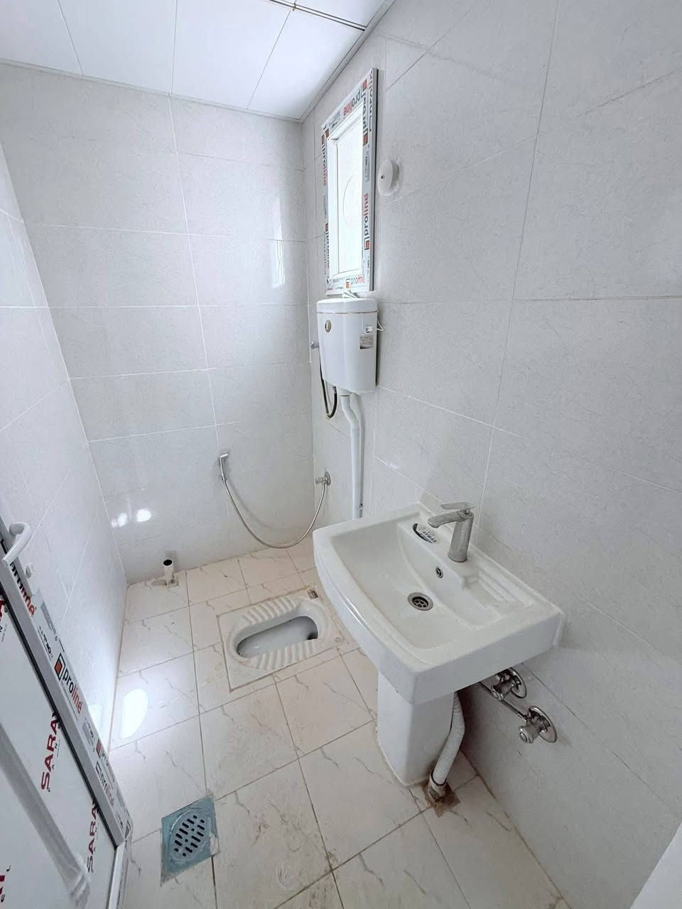 دار للايجار في مجمع قرية الغدير 2 السكني ✨👇🏻
مساحة 150 م 

ايجار 400 الف 

مقدم 3 اشهر 

طابقين غرفتين نوم وصالة ومطبخ واستقبال وكراج وحديقة 🏡✨ 

للاستفسار الاتصال 📱 

*********** ☎️
