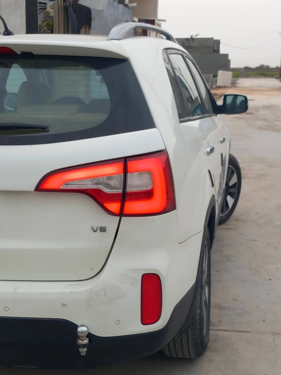 كيا سورنتو 2013 خليجي فول عدا البصمه 
رقم بغداد تحويل مباشر 
محرك 6 سلندر 3300cc 
يدات نيكل وترحيب
تبريد ٣ قطع 
٧ راكب 
لايت لد 
بكلايت لد 
بلاجكتورات 
حساس امامي خلفي 
دسك امامي خلفي 
اشاره بالمري مري شفط 
تحكمات ستيرن فول 

كامره خلفيه 
شاشة لمس 

كير ومحرك وصدر وتخم تاير 
*********** 
السعر ١٥٠
