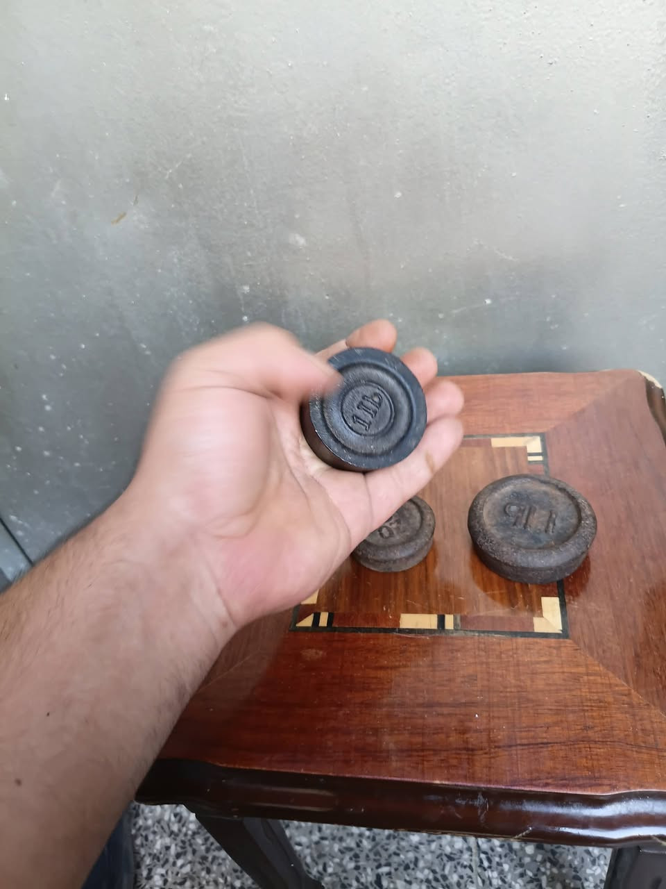 اوزان قديمة ارطال  ٤ قطع 
*********** بغداد
