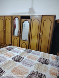 غرفة خشب • تحتاج شد • باب بالوسط