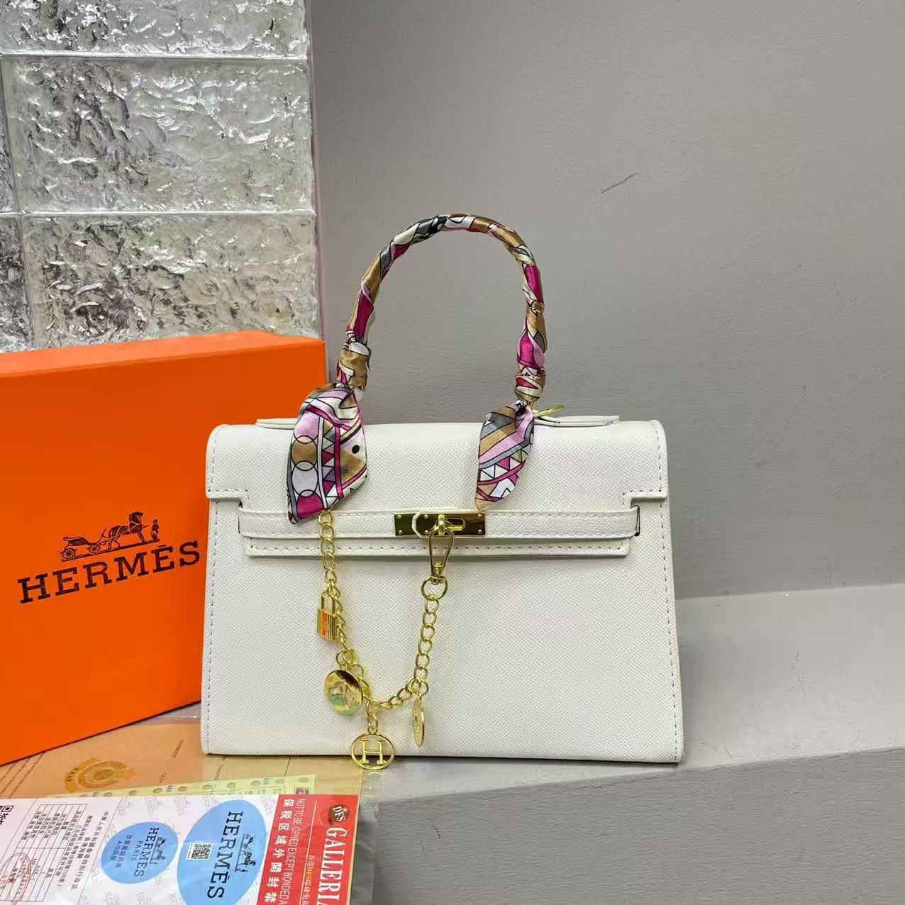 حقائب هرمز سوبر ماستر كرالتي💫
حجم وسط مع الاكسسوار والعلبة 
الوان متعددة🔥
للحجز التواصل ع الخاص
يوجد توصيل بغداد وكافة المحافظات


**إذا كنت صاحب هذا الإعلان وتريد حذفه لأي سبب، رجاءا أرسل رسالة إلى الدعم الفني**