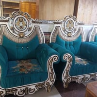 يتوفر في معرض الزهور كراسي عدد ثلاثه ملكي وبسعر مناسب الاستفسار الاتصا...