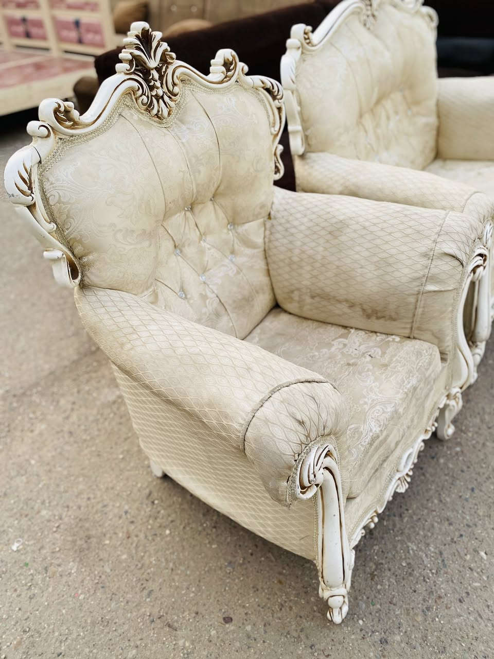 السلام عليكم 
تخم تركي عشر مقاعد لون ابيضّ منقش بي بس كرسي يحتاجله غسل كوشات متحركه مو ثابته ويا طبلات 
السعر 400 وبي مجال العنوان شارع فلسطين 
***********
