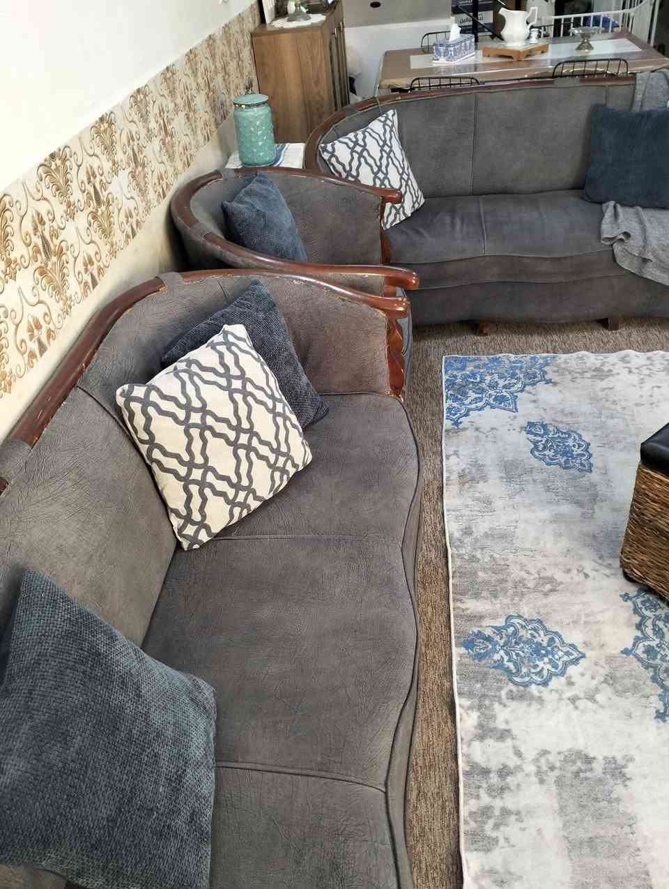 تخم قنفات مصري موديل كلاسك انيق قماش واسفنج نظيف جدا. نظام 8 مقاعد قنفتين كبار  وقنفتين ام نفر ، السعر ٣٠٠ الف وبيه مجال.


**إذا كنت صاحب هذا الإعلان وتريد حذفه لأي سبب، رجاءا أرسل رسالة إلى الدعم الفني**