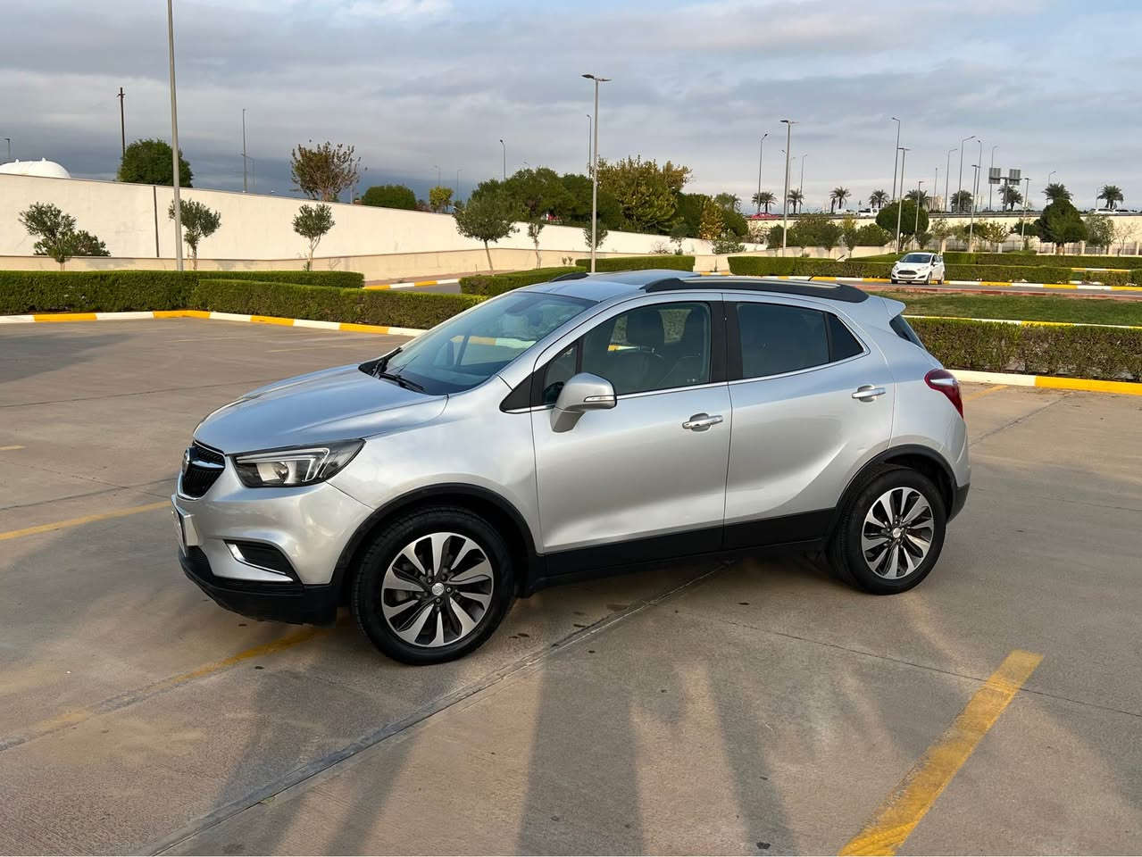 السلام عليكم 
السعر فقط 86📍ورقه فقط ومجال
للبيع فقط بدون مراوس بيوك امريكي موديل 2018 محرك 4 سلندر توربو السياره 5 راكب وفول فول مواصفات 1/1 السياره گير محرك تبريد شرط طخم تايرات جدد تحويل وغرامات شرط السياره ماشيه 120 الف كيلو وبيها قطعتين ونص صبغ  بدون دواخل شواصي وايرباكات مكفوله والسونار موجود جديد سياره جاهزه وحلوه دينار مصرف مابيها السعر فقط 86 ورقه ومجال وعليها 300$ دولار غرامه ينزل من السعر مكان السياره اربيل للتواصل الاتصال
***********- بي واتساب
***********- بي واتساب
*********** أربيل, العراق
