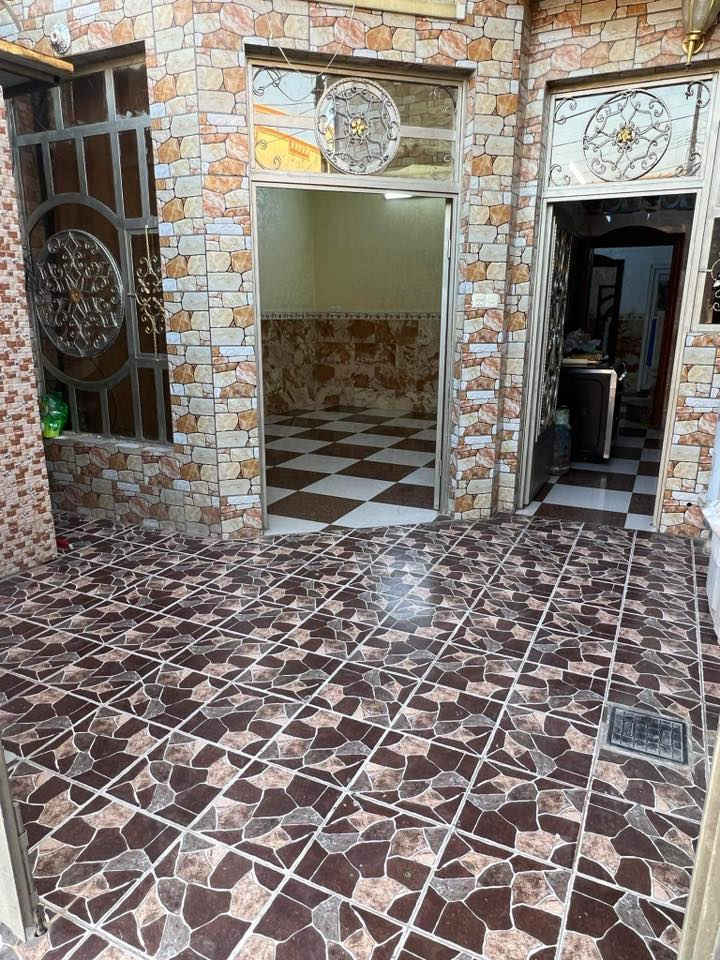 السلام عليكم الدار للبيع المساحه 100 متر المنطقه الجويده
الدار طابقين طابو صوف 
الطابق ااول يحتوي على
غرفه
صاله 
استقبال 
مطبخ صحيات 
الطابق الثاني يحتوي 
على غرفتين سويت 
لاستفساراتصال على الرقم 
***********
