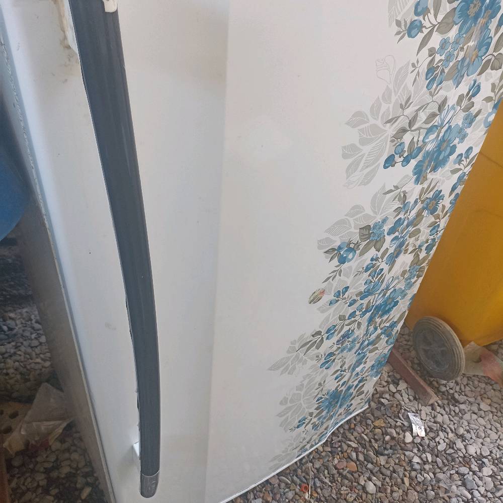 ثلاجة بابين ماركة جبسن مستعملة ونظيفة جدآ وتبريد فول شغالة بصورة ممتازة وكل اغراضها موجودة المجرات والقواطع وقوالب البيض ومكعبات الثلج 
السعر ٢٠٠ ألف
