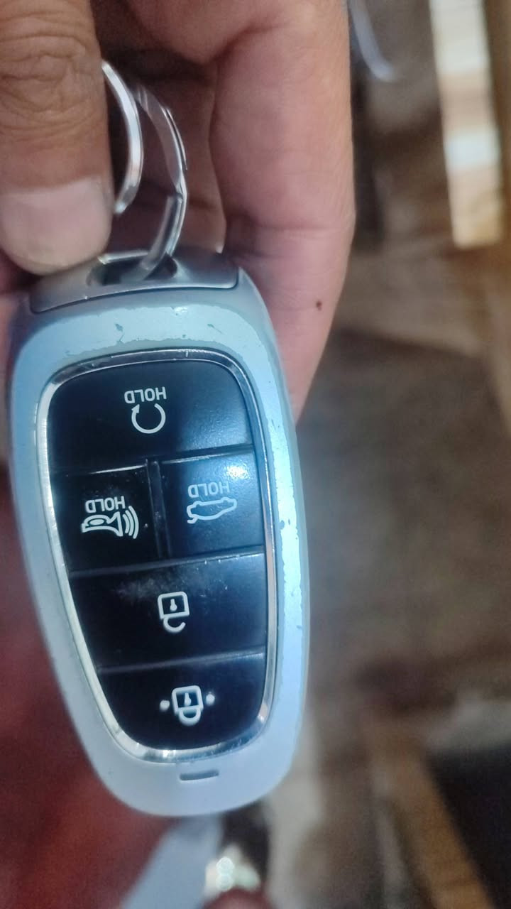 السلام عليكم عندي سياره للبيع نوع سوناتا 2021 لون اسمنتي رقم أربيل باسمي فول مواصفات عدى الفتحه والجلد هذا رقم الشاصي وي الصور مالتها ليحب يشوف حادثها محرك وكير مكفولات بجم كبس بصمه ابواب وتشغيل وكشن تدفئه وكهرباء تشغيل عن بعد تحديد مسار وسياقه ذاتيه رادار امامي جانبي السعر 155 هاتف/***********
