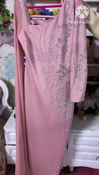 فستان ملبوس مره وحده يلبس قياس 48 السعر خمسين ومتوفر توصيل الي تريده  ...