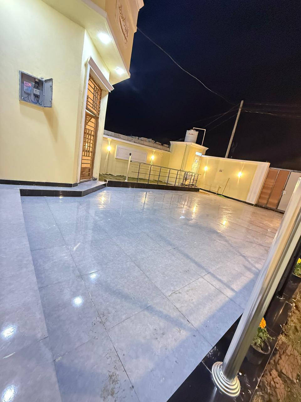 #اسعد_الله_اوقاتكم_بكل_خير⁉️👋🏼
***********
دار سكن للبيع بناء 2025

#المساحه 300 متر  عن التبليط 30 متر 

#جنس_العقار :: طابو ملك صرف زراعي باسم عراقي سند 25 

#العنوان :: البصره أبي الخصيب قرب المحكمه الجديده
 موقع راقي

#يحتوي البيت على ثلاث ٣ غرف منام كبار
و ديوان
و مطبخ و صاله
و مناور عدد 2
و صحيات داخلي وخارجي  و كراج سياره
ويحتوي على حديقتين 🌲🌲

#البيت جاهز من كلشي تستلم البيت عنده المكاتبه
كامل من مقطوره و كيزر و ماطور
جيب اثاثك و اكعد
و الف عافيه الي ياخذه

جميع الخدمات متوفره ماء كهرباء  
#السعر ((128 مليون وبي مجال 
#للاستفسار الاتصال على الهاتف 📳📞
📳 *********** )📳
