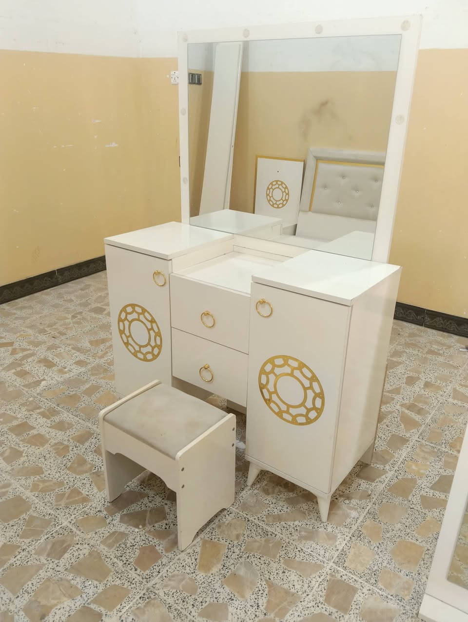 غرفة ترکية نضيفه كلش وبيه كنتور اضافي مال طفل بابين وصبغ حراري اصلي وسرير مخزن وكيوت ٩قطع السعر 650 وبيه مجال بسيط اتصال علا الرقم/***********/***********/ مكان فلوجه
