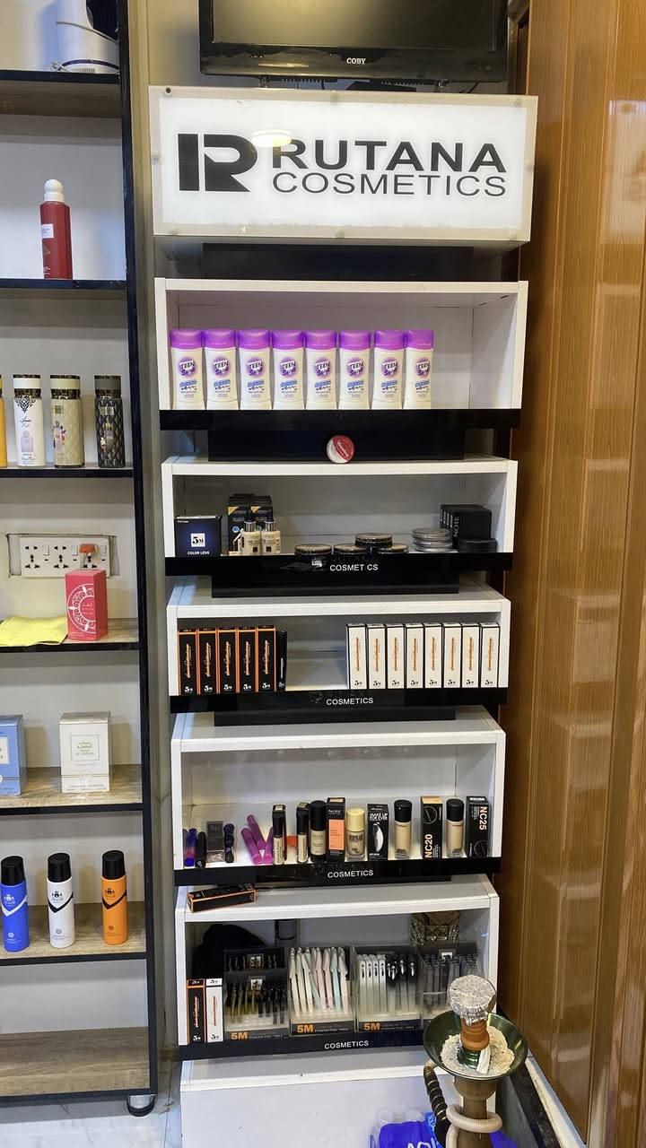 فاترينات + ميز كاشر + كرسي مكتبي + فاترينه وسطية 
ابيعهن شلعة وحدة مستعجل عليهن 
***********
مكاني بغداد / مجمع حي صدام السكني قرب البياع
