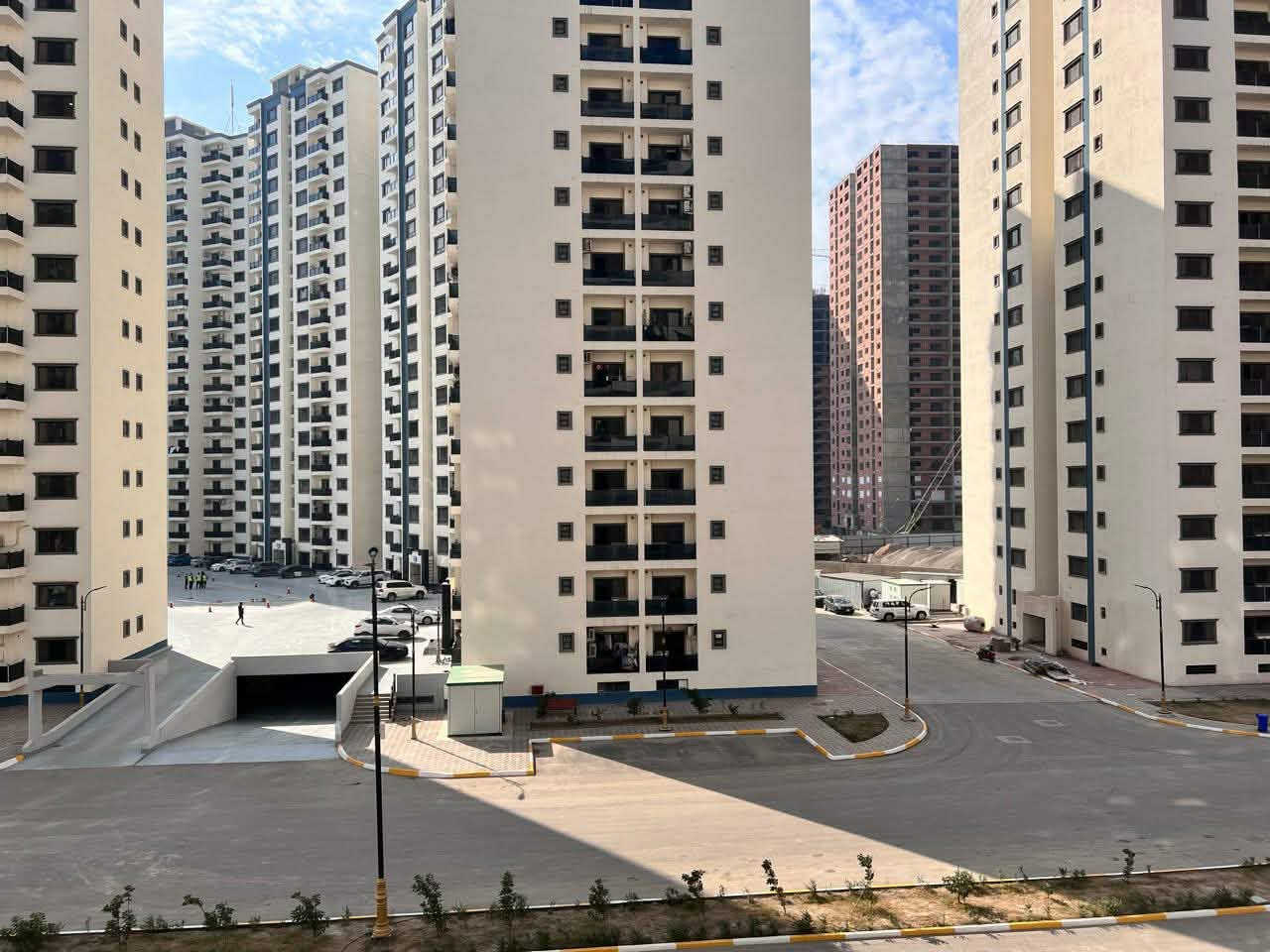شقة للإيجار – مجمع دار السلام السكني
📍 الموقع: شارع مطار المثنى
🏢 المجمع: مجمع دار السلام السكني – بناية Ba2
📐 المساحة: 205 م²

✨ مواصفات الشقة:

* 3 غرف نوم، إحداها ماستر
* حمام ضيوف
* حمام عائلي
* إطلالة مباشرة على المول
* شقة جديدة وغير مسكونة سابقاً

💰 الإيجار الشهري: 1,150,000 دينار عراقي

للاستفسار يرجى التواصل مع الرقم ***********
