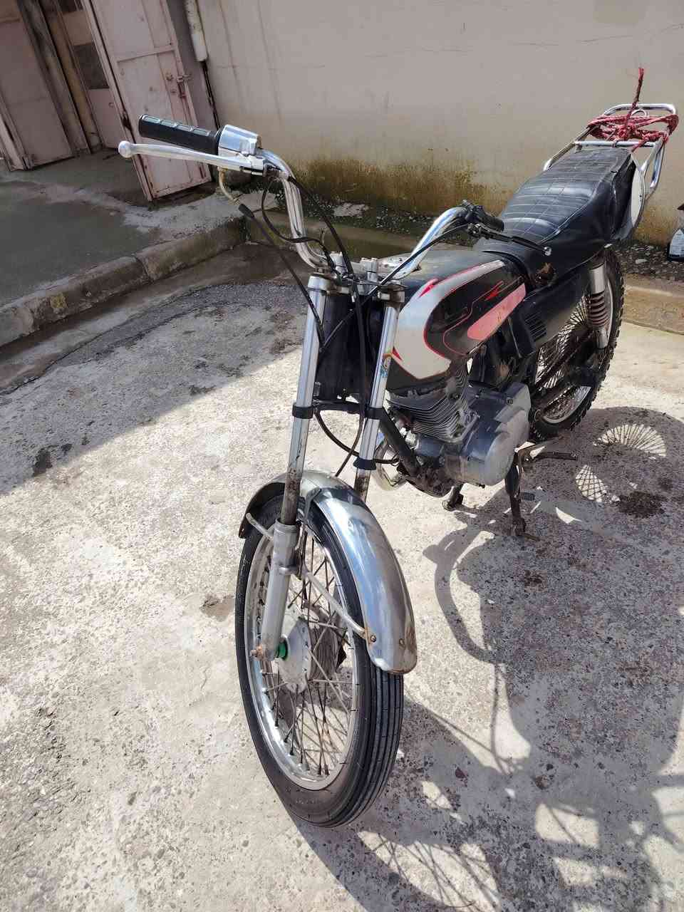 ماطور للبيع معمر جديد اربع تسعات تايرات جدد السعر ٢٠٠ وبيها مجال رقم الموبايل بي واتساب *********** موصل الأيمن
