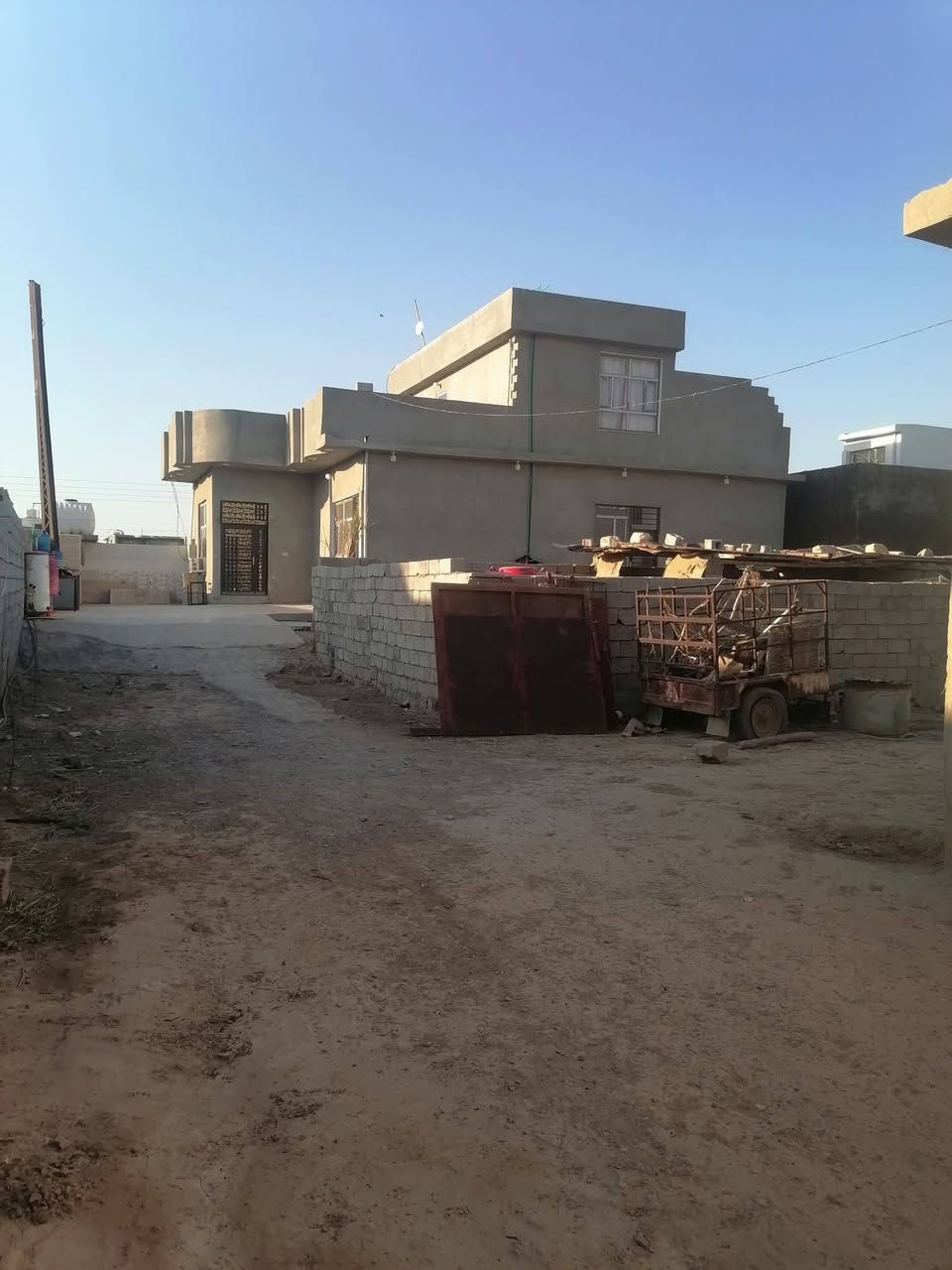 إسلام عليكم نص دونم وبي ٣ بيوت وقطعه 300 للبيع المكان الصناعه الثالثة منطقت العثمانيه شارع العوادل ***********0
