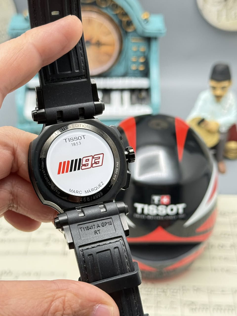 الهوية والإصدار
الموديل: Tissot T-Race Marc Marquez Limited Edition.
 الرمز المرجعي (Reference Number): T115.417.37.061.05.
 الإصدار: نسخة محدودة (Limited Edition) تكريماً لبطل العالم في الـ MotoGP "مارك ماركيز". يظهر رقم الإصدار الفريد على غطاء الساعة الخلفي (مثلاً في الصورة رقم 3468 من أصل 4999 نسخة حول العالم).

جديد كامل المرفقات والملحقات 

الاستفسار 
***********
