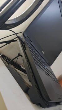 💻 للبيع لابتوب بحالة ممتازة 🔹 المعالج: Intel Core i5 الجيل السادس 🔹 كر...