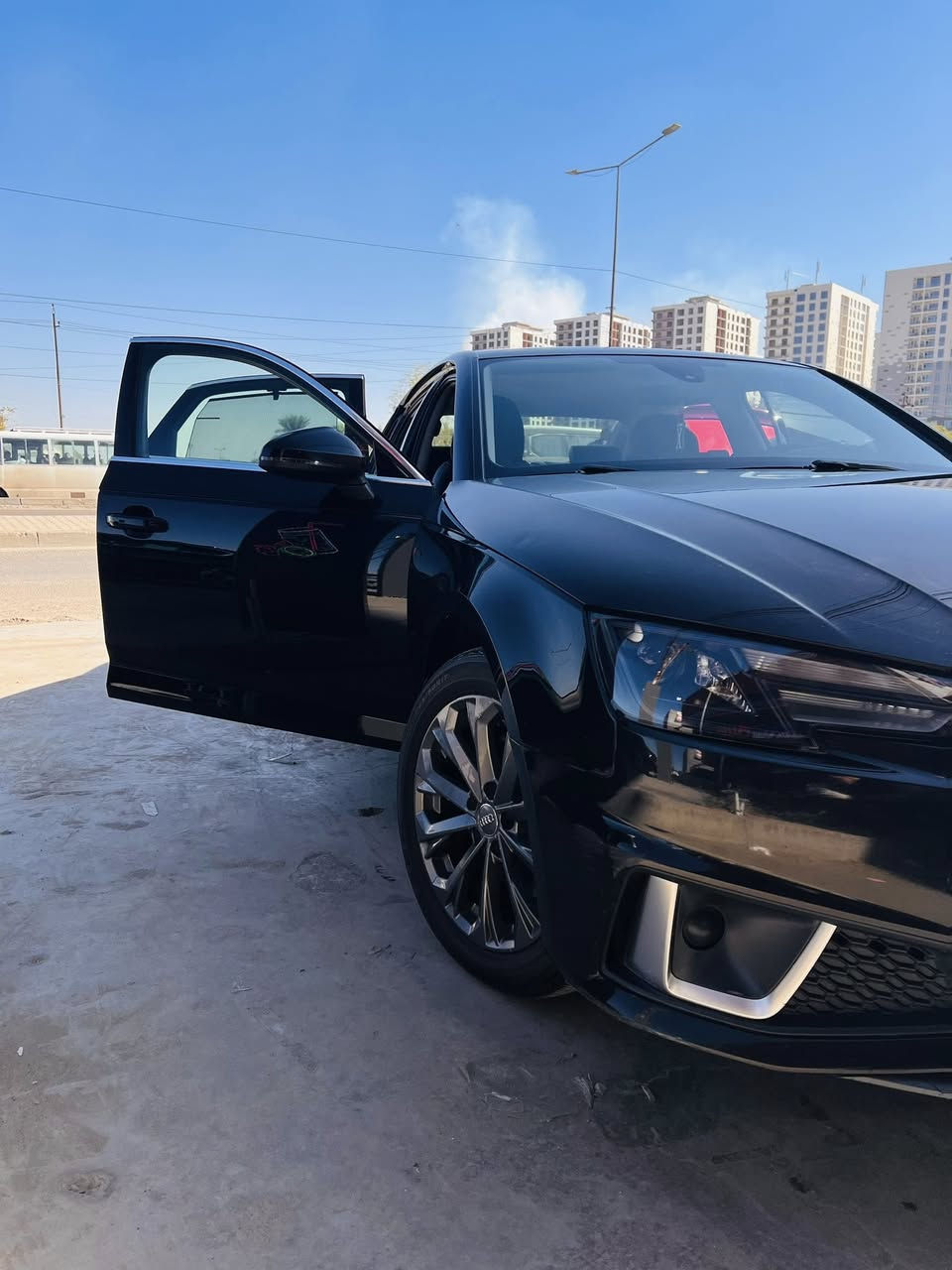 السلام عليكم
اودي s-line a4 2019 (للبيع فقط)
وارد خليجي بدون حادث 
ماشيه 329 الف كيلو 
مبدل طابوكه مشتغلها بأربيل ممشاها 7000 كيلو يعني زيرو
حجم المكينه 2.0 توربو 
كير 7 نمر 

موصفات السيارة. ——-

بصمه
بردات خلفيه بلاديه 
دخول ذكي 
شفتات
حساسات خلفيه
هاند بريك بصمه
كرسي سائق كهرباء 
كراسي جلد جوزي
عليها دوشمه بلاديه جلد وكنتارا
دوس مختمه s-line 
تبريد قطعتين والامامي منفصل مناخين 
قبضة گير كرستال 
تحكم سترين جهتين 
كروس سرعه 
شاشه + بلوتوث 
سستم صوت 
جنطه ذكيه تنفتح عن طريقه تمرير الرجل اسفل الدعاميه الخلفيه
لايت اوتو 
—————————————————————————
ملاحضه السياره تجي مواصفات s-line بدون فتحه وبدون كامره خلفيه 
كامره خلفيه موجوده مشتريها بلاديه مالتها يرادلها فقط تركيب وياها منفاخ تايرات خاص بالسيارات 
ويه السياره دوس قالب خاصه بالسياره 
كامله السياره وشغل واطلع  
(مكان السياره بغداد السيديه)
“””” السعر 150 ورقه وبيها مجال “””” 
رقم التواصل : ***********
