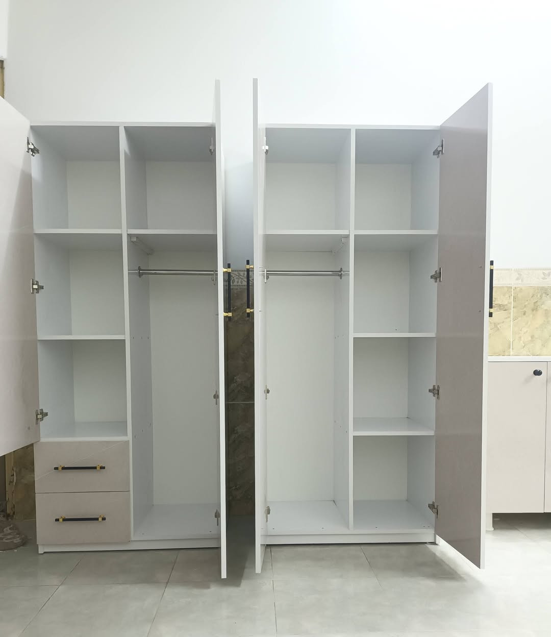 سلام عليكم اني علي النجار وهذه شقلي  مسعد للعمل اي فصال وبأسعار مناسبه  كنتور بابين رتفاع 185 العرض 80 والعمق 47 رقم تلفون *********** واتساب
