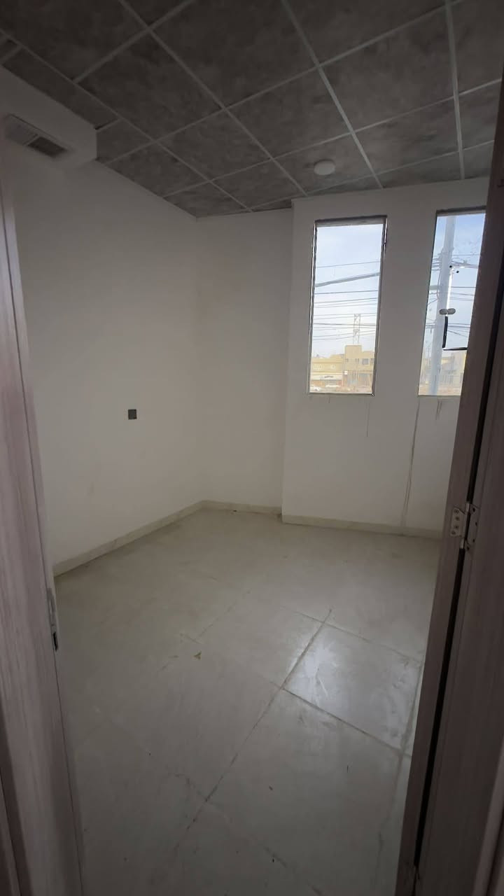 السلام عليكم 

شقة للايجار في حي السماح ال ٩٠ قرب مول التسعين بالجهة المقابلة

شقة طابق ثاني ركن على الشارع العام تحتوي على غرفتين وهول ومطبخ ،مجهزة بكاونترات

الشقة تصلح تجاري او سكني
بدل الايجار ٣٠٠ الف قفل

التواصل ***********اسيا ***********
