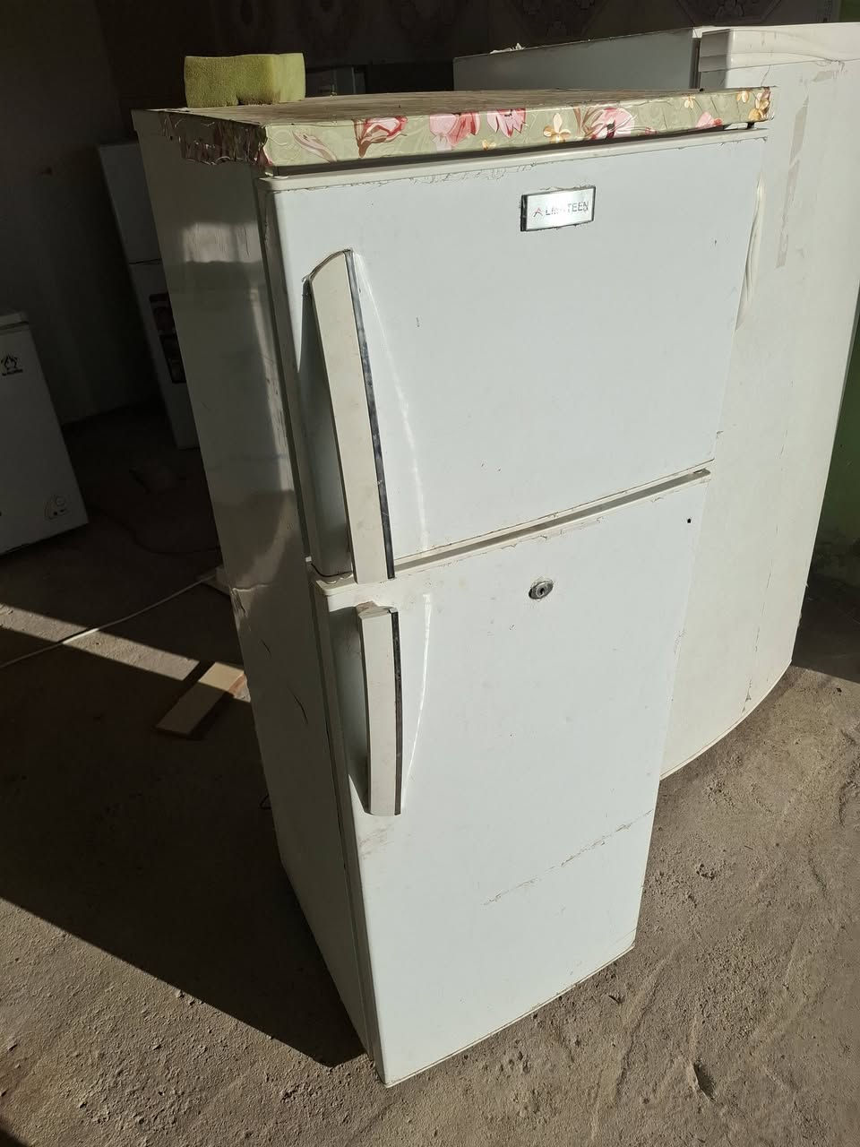 السلام عليكم للبيع انواع الثلاجات والمجمدات كبيرة وصغيرة وبأسعار مناسبة العنوان مقابيل تربية المحاويل ورشة وسام الطائي لصيانة كافة انواع الثلاجات والمجمدات وعارضات المحلات وشحن السيارات للاستفسار هاتف ***********. ***********
