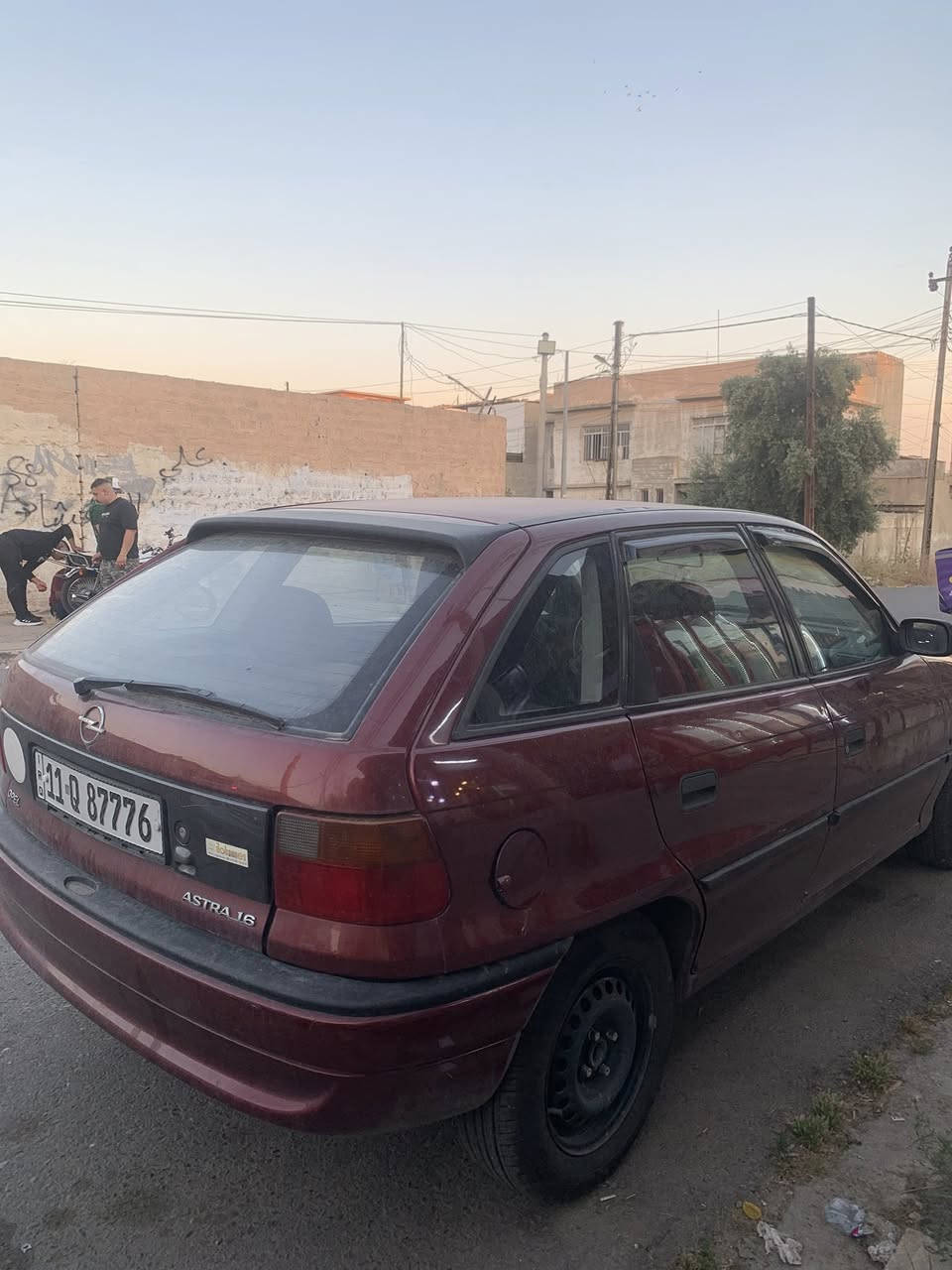 السلام عليكم 
اوبل استرا موديل 1992
رقم بغداد الدولي شرط التحويل 
بيها الجاملغين الورا صبغ 
طخم تايرات جديد 
باتري جديد 
شادلها شاشة 
اي نقص او مصرف مابيها 
مكانها موصل الايمن 
للتواصل ***********
السعر ٤٨

