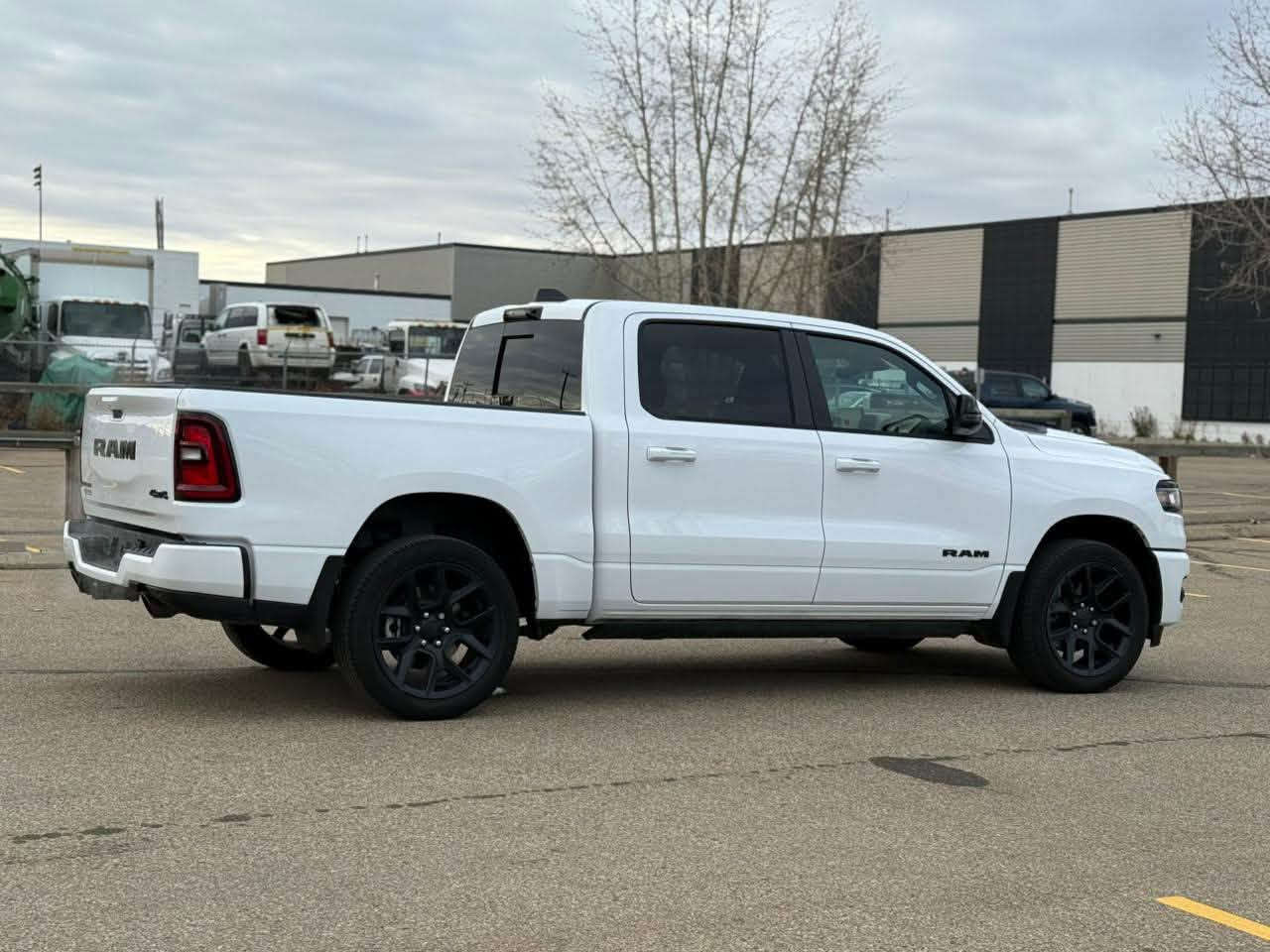 السياره RAM 1500sport 2025 بمحرك 3.6L V6twen terbo،

المحرك والأداء

* المحرك: 3.6 لتر
* القوة:420 حصان.
* ناقل الحركة: أوتوماتيك 8 سرعات TorqueFlite.
* الوقود: بنزين عادي 87 أوكتان.
* استهلاك الوقود التقريبي: 13 مدينة / 15 طريق سريع (100كم/لتر ).  
نظام قياده متعدد الوضعيات 
سحب 
سبورت 
تلقائي
ثلوج 
الداخلية

تدفئة كشنات 
تبريد كشنات
تدفئة مقود 
مري كهرباء 
دواسات متحركه كهرباء 
نظام طوارئ 
ازرار فتح ابواب الكراج 
كشن كهرباء 
خزن اسفل المقاعد 
بوكسات خزن اسفل السياره 
* مقاعد لـ 5.
* مقاعدجلد فاخرة.
* مقود متعدد الوظائف.
* تشغيل السيارة بدون مفتاح (Push Start).
* تشغيل عن بعد (في بعض الباقات).
*كامرات 360
* حساسات أمامية وخلفية.  
* رادارات جانبية وامامية

الشاشة والنظام

* شاشة وسطية 12 إنش Uconnect 5 بشكل قياسي.
* دعم Apple CarPlay وAndroid Auto لاسلكيًا.
* بلوتوث.
* 10 سماعات.
* منافذ USB Type-A وType-C.
* تحديثات للنظام عبر الإنترنت (OTA).  

أنظمة الأمان

* فرامل طوارئ أوتوماتيكية.
* Adaptive Cruise Control.
* Lane Keep Assist.
* تحذير الاصطدام الأمامي.
* حساسات أمامية وخلفية.
* كاميرا خلفية.
* نظام مراقبة ضغط الإطارات (TPMS).
* ABS وESP وTraction Control.  

المقاسات

* خزان الوقود: حوالي 120لتر.
* الحمولة: حتى حوالي 900 كغم (حسب التجهيز).
* السحب: يصل إلى حوالي 3.5 طن عند التجهيز المناسب.  

مميزات فئة Lone Star

* جنوط ألمنيوم 20 إنش
* مصابيح LED.
* مرايا كهربائية.
* مكيف أوتوماتيكي.
* مثبت سرعة ذكي.
* زجاج خلفي منزلق كهربائي 
* إمكانية إضافة شاشة 14.5 إنش، 
*نظام صوت مطور

السياره كلين تايتل كفاله عامه 
رقم بغداد بسمي

السعر510
***********
