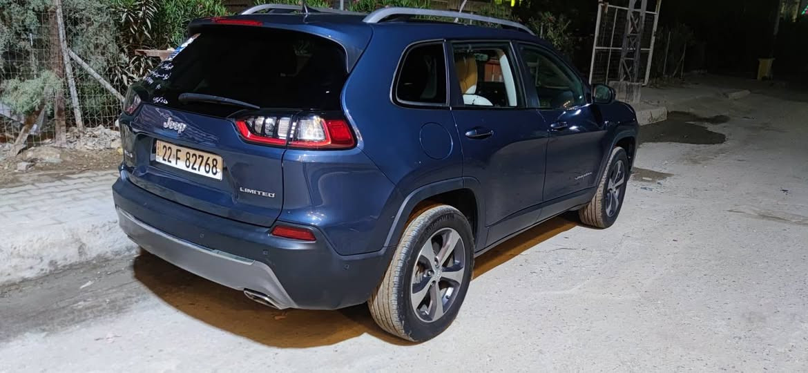 موديل ٢١ لمتد
فول مواصفات كشنات ابيض على بيجي بانوراما 

٦ سلندر 

السيارة بيها هواي مواصفات رقم اربيل مكانها بالبصرة

السعر 185$ وبيها مجال 
للاتصال على الرقم ***********
