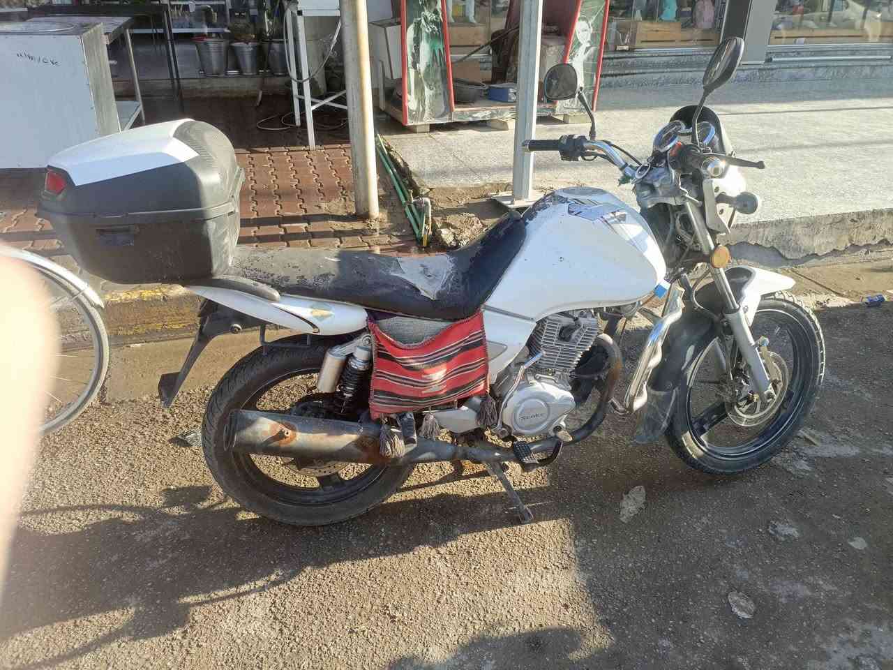 سلام عليكم ماطور سنكي كامل 24 حبايه نقوصات بسيطه بي تايرات جدد وره وكدام محرك جديد مابي شي ابد ولا مفتوح كلشي جديد بي مكان بلد ***********
