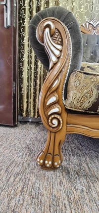 كنب كلاسيك • نظيف • طرابيزة ومخدات
