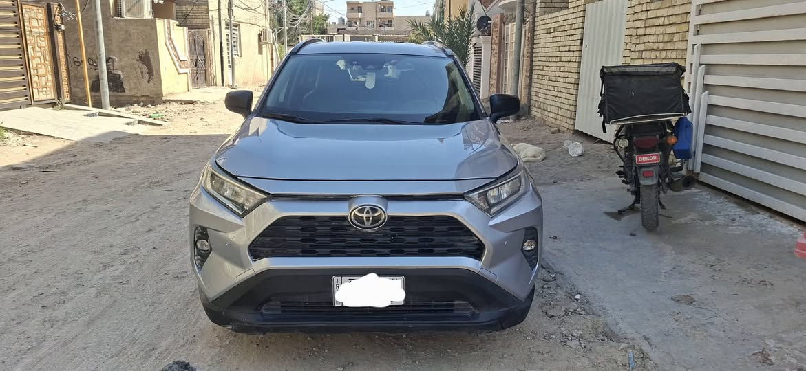 بسم الله الرحمان الرحيم
تيوتا RAV4 موديل 2020 
مواصفات LE
السياره حادث كله خارجي و السياره كلها ليبل واحد بدون ايرباك 
السياره نضيفه مكينه 2500بانزين 
السياره خير من الله 
ممشه السياره 113,000

سعر السياره المطلوب 180 $ وبيها مجال جداً بسيط 
عنوان السياره بغداد /الغزالية
واتساب .
رقم الهاتف : ***********
