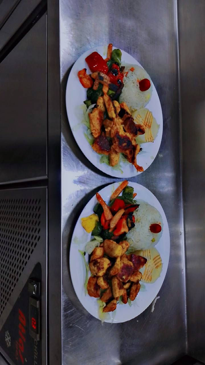 سلام عليكم 
شيف غربي جميع الاطباق والسناكات الغربيه 
والبركر بنواعه 
وتقطيع الكنتاكي وفلر وزنجر 
وتنزيل الكص دجاج ولحم 

متوفر للعمل داخل بغداد و ديالى 

***********
موجود واتساب
