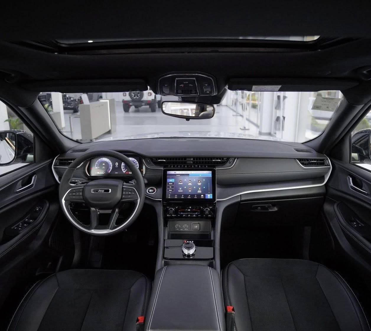 جيب كرانـد شيروكي التيتيود بلاك ادشن موديل 2024 خليجي وكالة هارلك محرك 3.6 لتر 6 سلندر مع نظام دفع رباعي 4x4 
Jeep Grand Cherokee 2024 Altitude
مغلفة بالكامل PPF ماركة 3M الامريكية مع عوازل حرارة لكل الجامات
ماشية 21,000 كيلومتر مكفولة

المواصفات :
* رادار امامي مع مانع تصادم . 
* تحذير الخروج عن المسار . 
* تحذير النقطة عمياء  .
* نظام تحذير عند التقاطعات. 
* شاحن موبايل وايرلس. 
* ويل قياس 20 انج .
* فتحة سقف . 
* لوحة القيادة بقياس 12 أنچ. 
* كير شفتر بالستيرن . 
* كاميرا خلفية. 
*شاشة كبيرة 10.1 أنج
* المصابيح الأمامية زنون .
* كشافات الضباب زنون . 
* دخول ذكي. 
* تشغيل عن بعد .
* الصندوق الخلفيي كهربائي .
* فرش المقصورة الداخلية من الجلد والشاموا .
* مقعد السائق كهربائي .
* المقاعد الأمامية تدفئة .
* حساسات خلفية . 
* دوسات جانبية .
* مكيف خلفي . 
* تدفئة مقود القيادة . 
* مانع تصادم خلفي .
* بلوتوث تلفون . 
* محدد سرعة . 
* نظام التشغيل والإطفاء الاوتوماتيكي .


**إذا كنت صاحب هذا الإعلان وتريد حذفه لأي سبب، رجاءا أرسل رسالة إلى الدعم الفني**