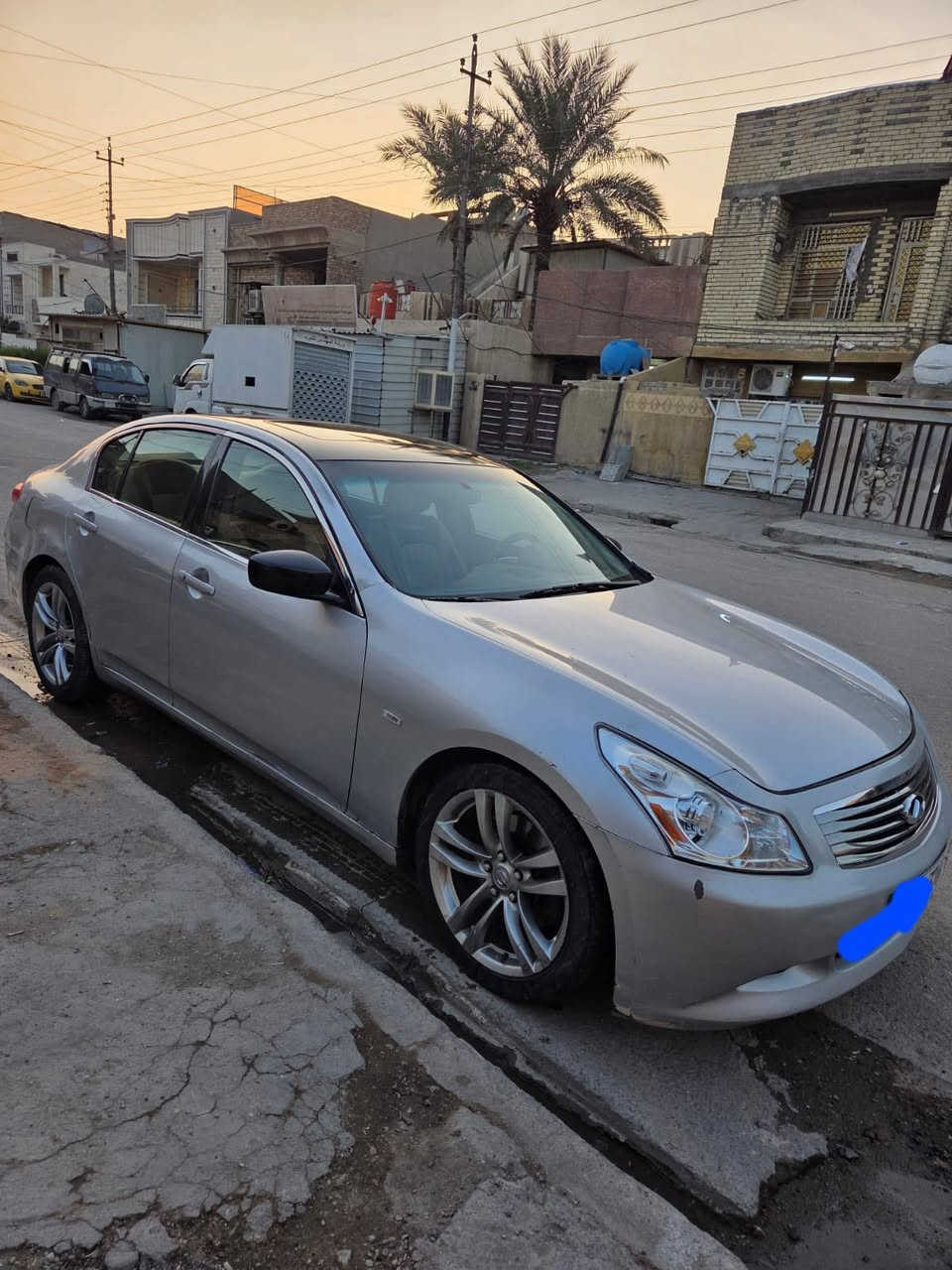 السلام عليكم انيفتي ٢٠١٠
اللون سلفر
المحرك والكير بلادي
2 ويل فول مواصفات
بصمة تحكم ستيرن
رادار خلفي وامامي
كاميرا خلفي
تبريد قطعتين
تدفئة كشنات 
وارد امريكي حادثه
الجاملغ الأيمن والجاملغ الأيسر مصبوغ
السعر ٩٠٠٠  آلاف $
البياع ***********
