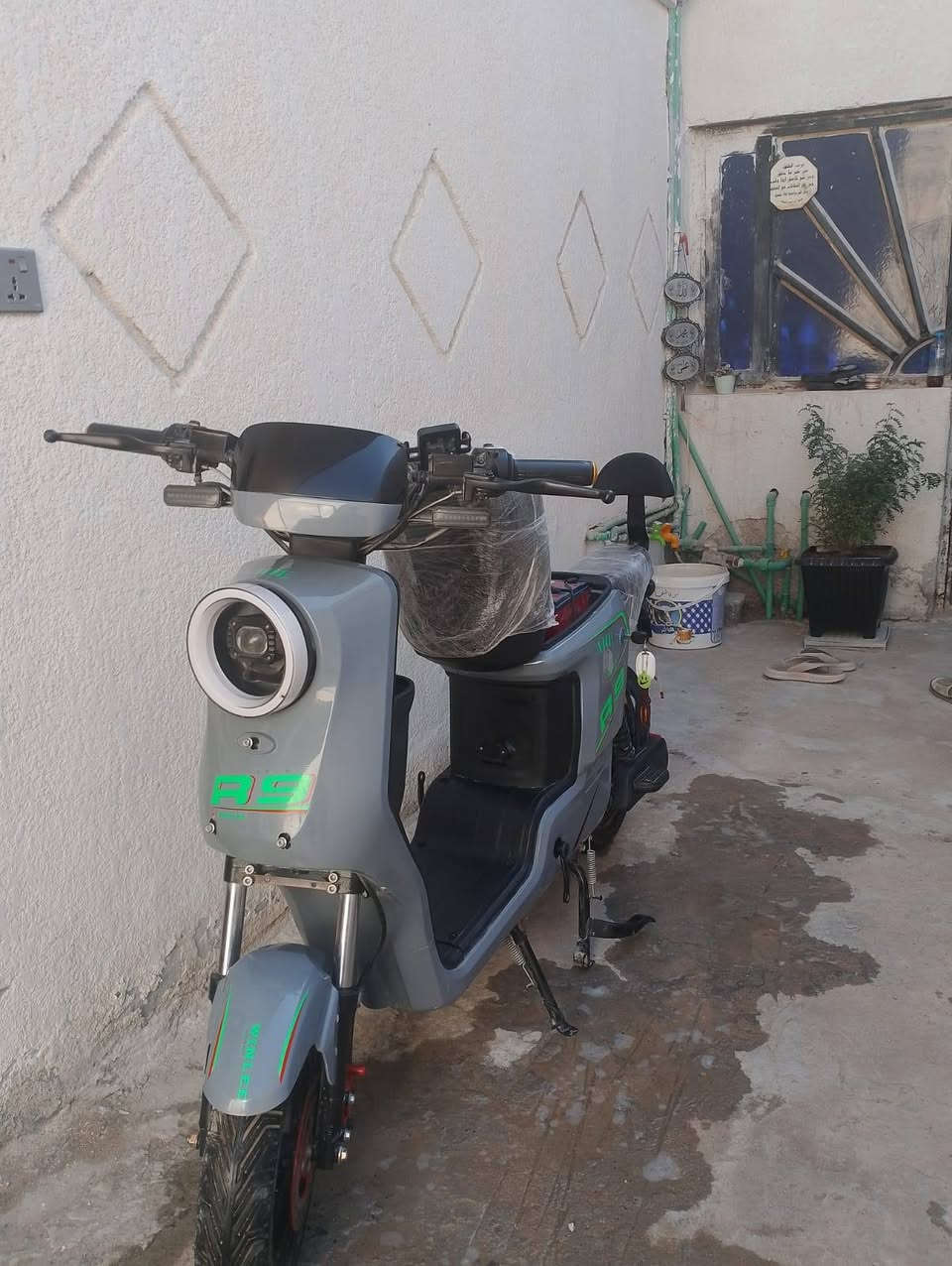 سلام وعليكم دراجة R9 للبيع موديل 2026 لون اسمنتي بطاريات كفاله الدراجه استخدام شهر ونص السعر 500 مكاني ابو الخصيب ***********
