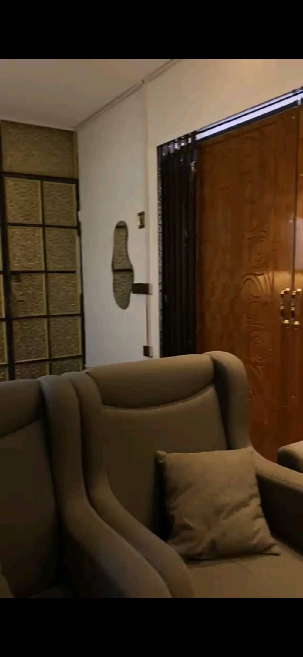 البيت وشقة بشارع عشرين بالفرع مقابيل دائرة توزيع الكهرباء بالدربونه

مساحته ١٢٥
بيت وشقه 
والشقه درجها وحده ودرج ثاني داخل البيت 
الشقه نظام سويت وديكورات وتجهيزات اوربيه 
البيت  ٣ غرف واستقبال ومطبخ وصحيات منفصله