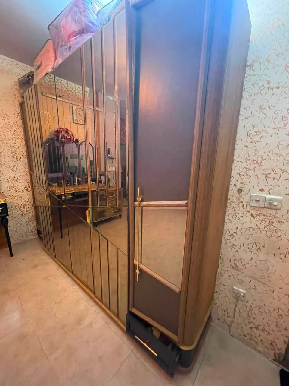 السلام عليكم 
غرفة نوم تركيه مكونه من 7 قطع جديده بمعنى الكلمه صارله 3 اشهر من شديته جديده حيل  السعر 900 وبيه مجال للشراي خابر وتدلل ***********
