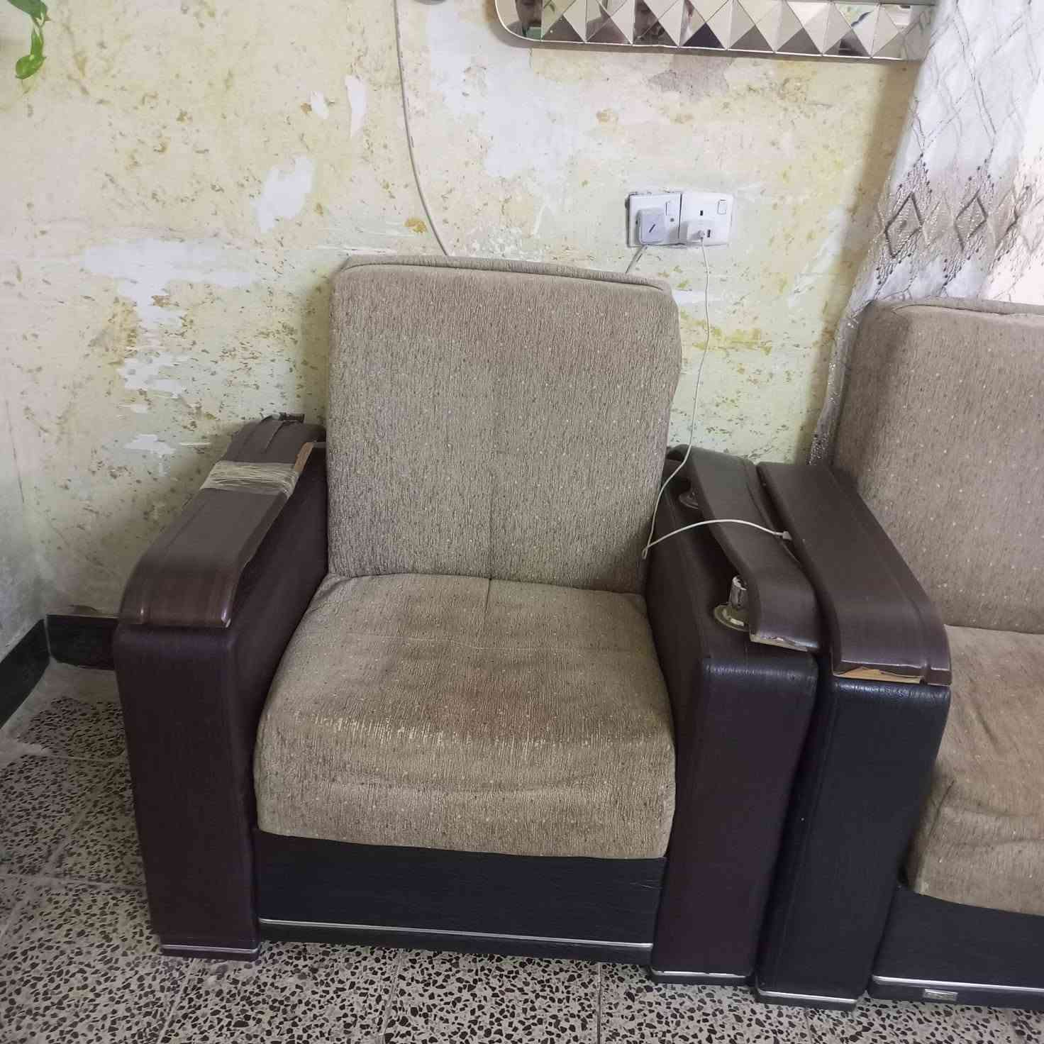 السلام عليكم تخم عشرة مقاعد سعر ١٥٠ الف مكانه حي الوحدة مقابل القطاع الصحي  للاستفسار ***********
